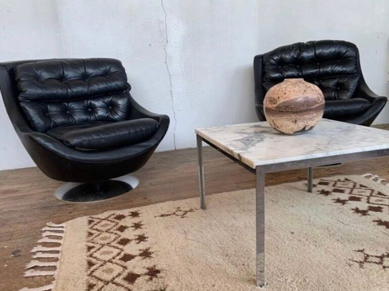 Pair of vintage swivel armchairs in black leather Tulip foot