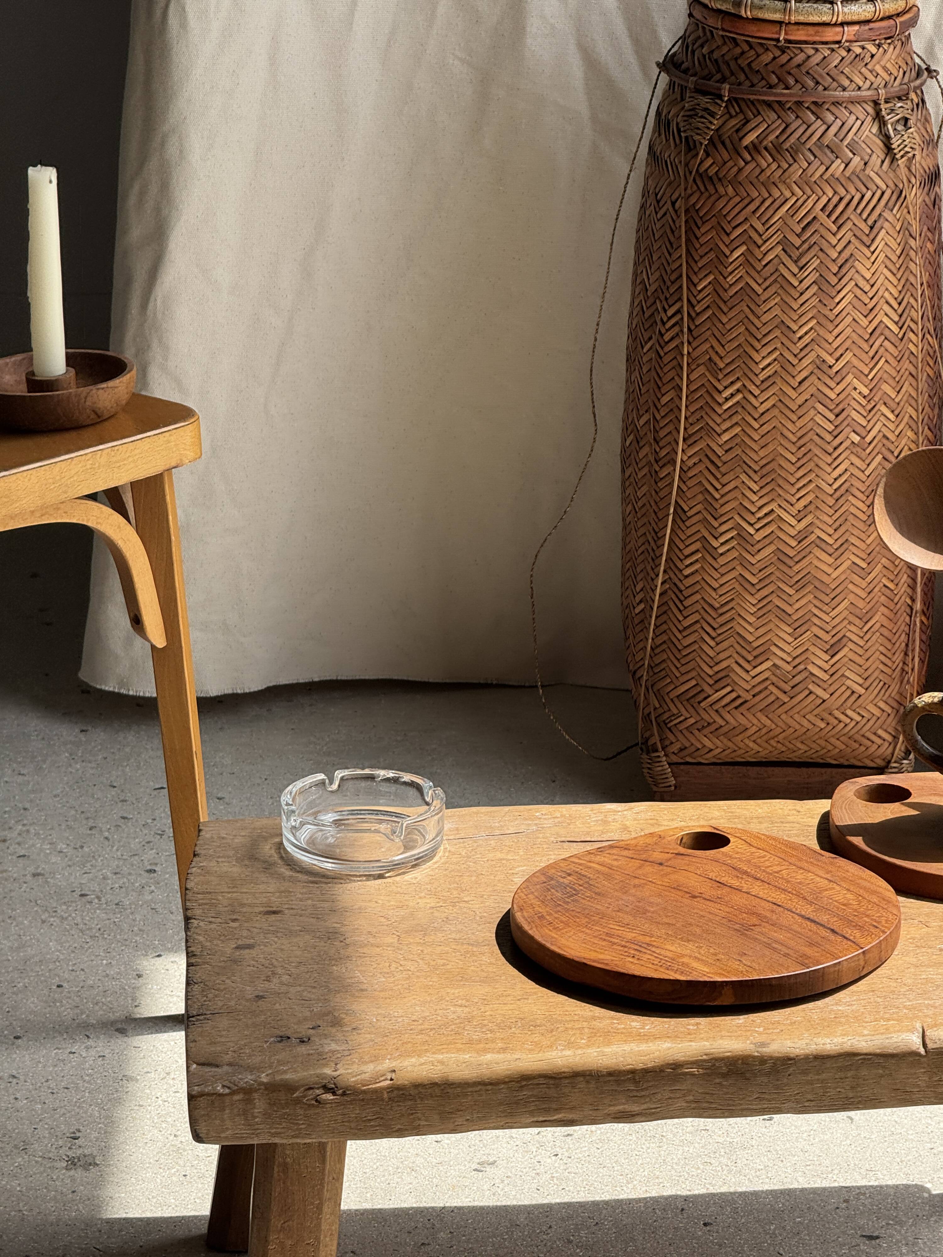 Average circular teak monoxyle chopping board with handle 26 x 18.