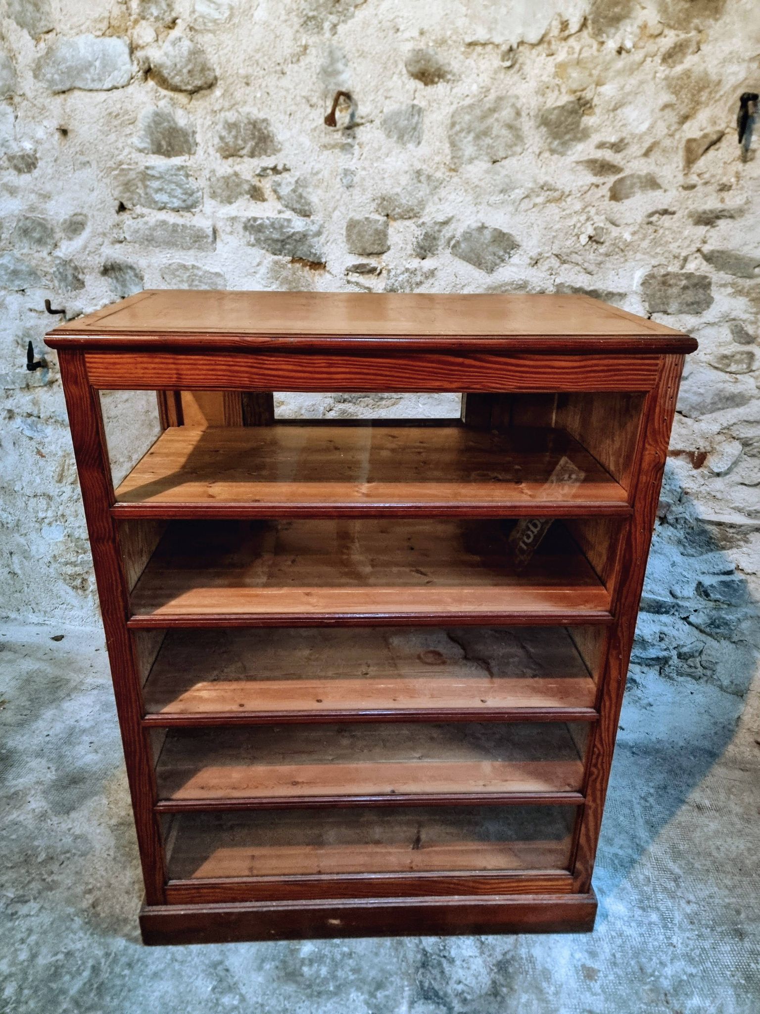 Antique shop display cabinet – Pine wood – 1920s/30s – On wheels
