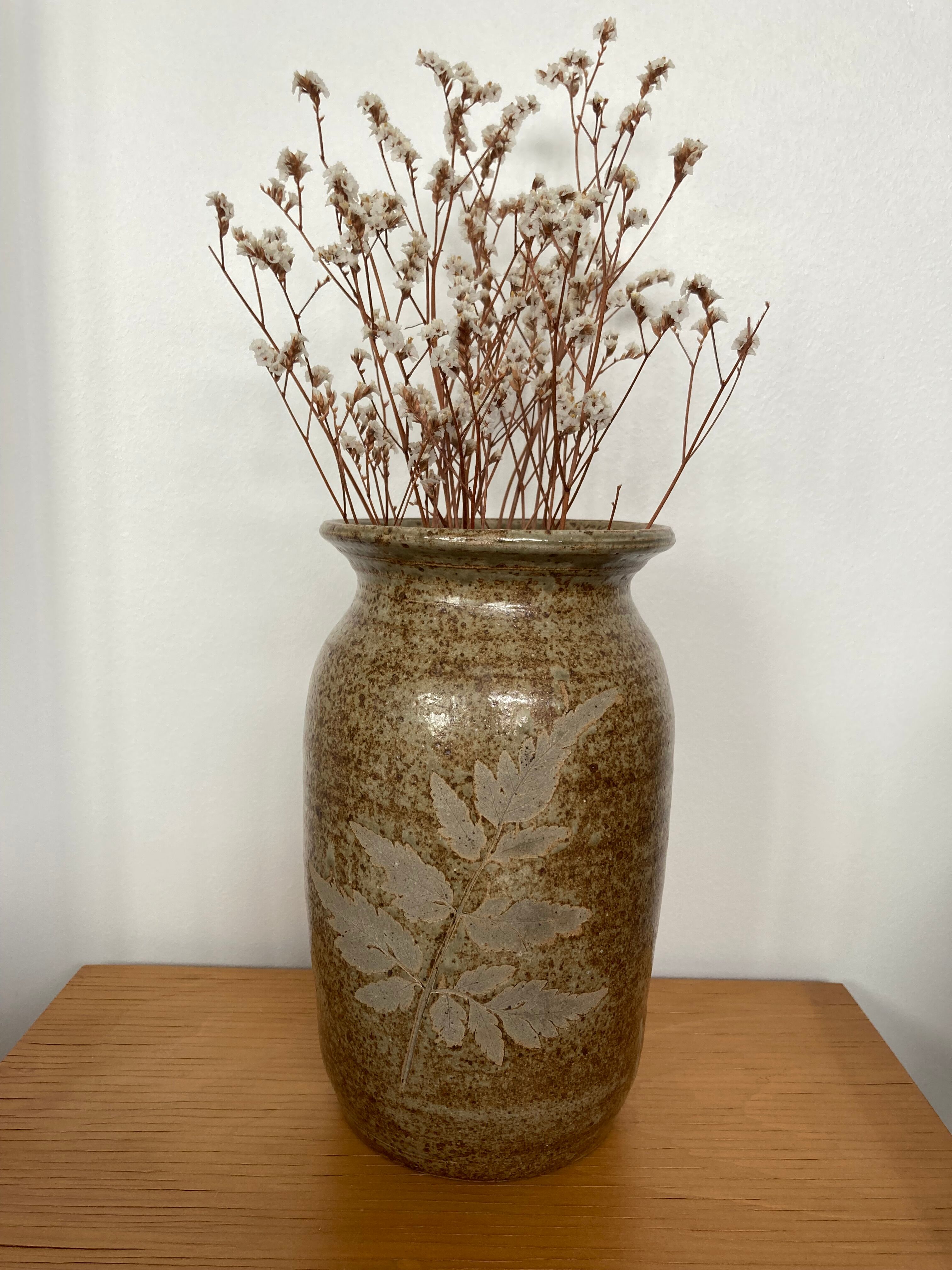 Vase en grès motif végétal