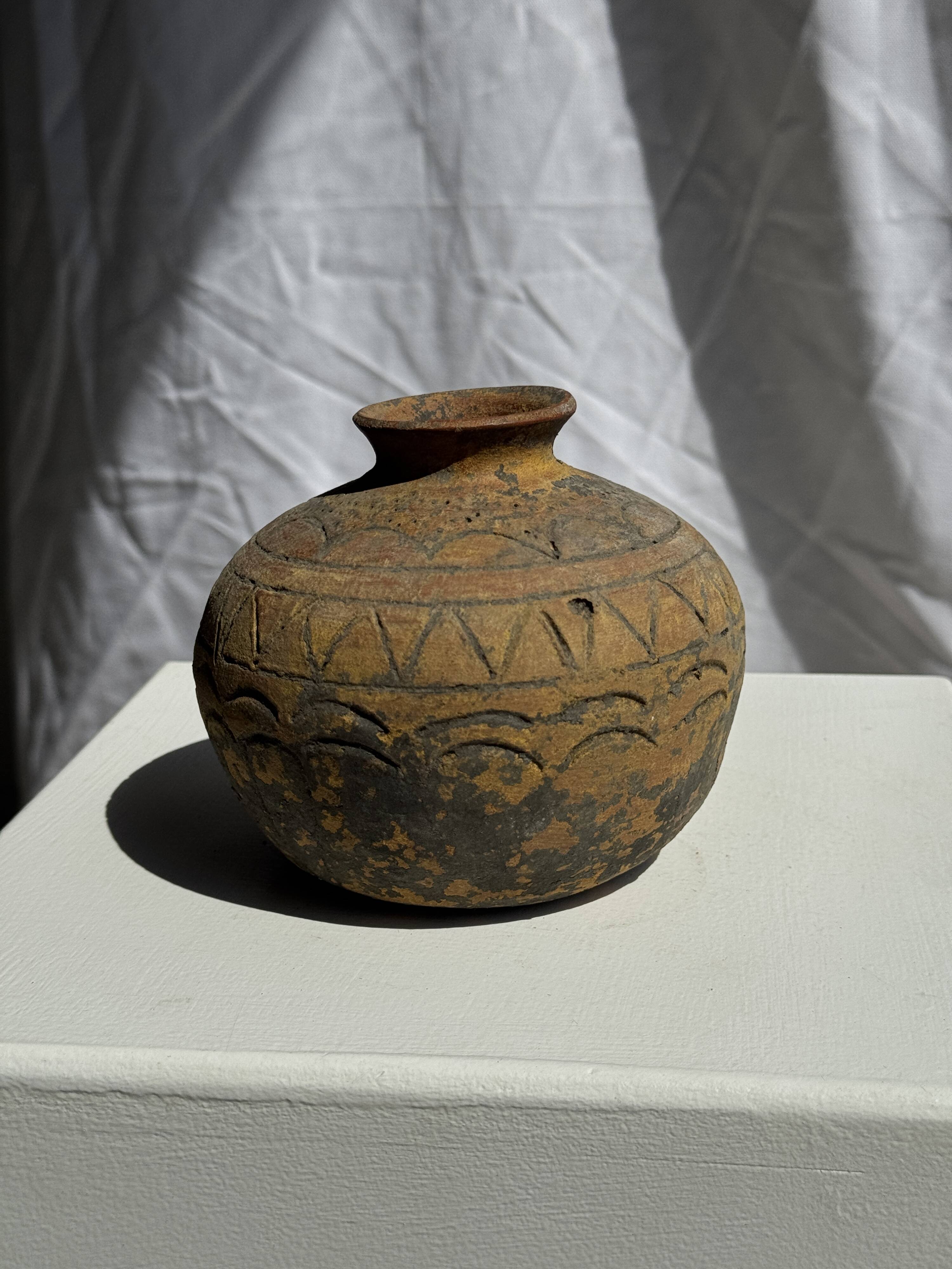 Small round ancient vase in engraved terracotta, Indonesian polychromy H10 D1