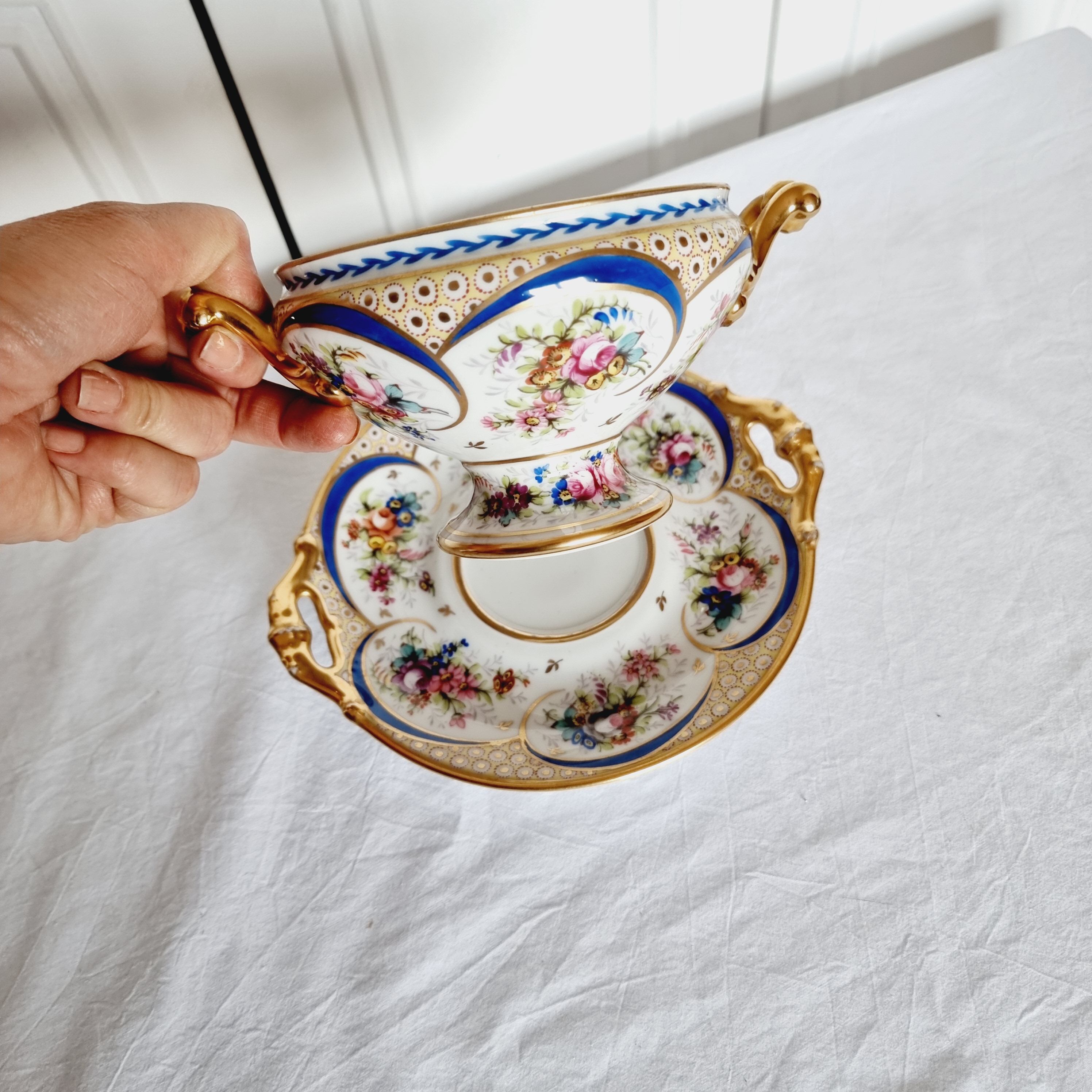 Tasse et soucoupe en porcelaine reproduction de sèvres décorées à la main par m.carpezat pour limoge