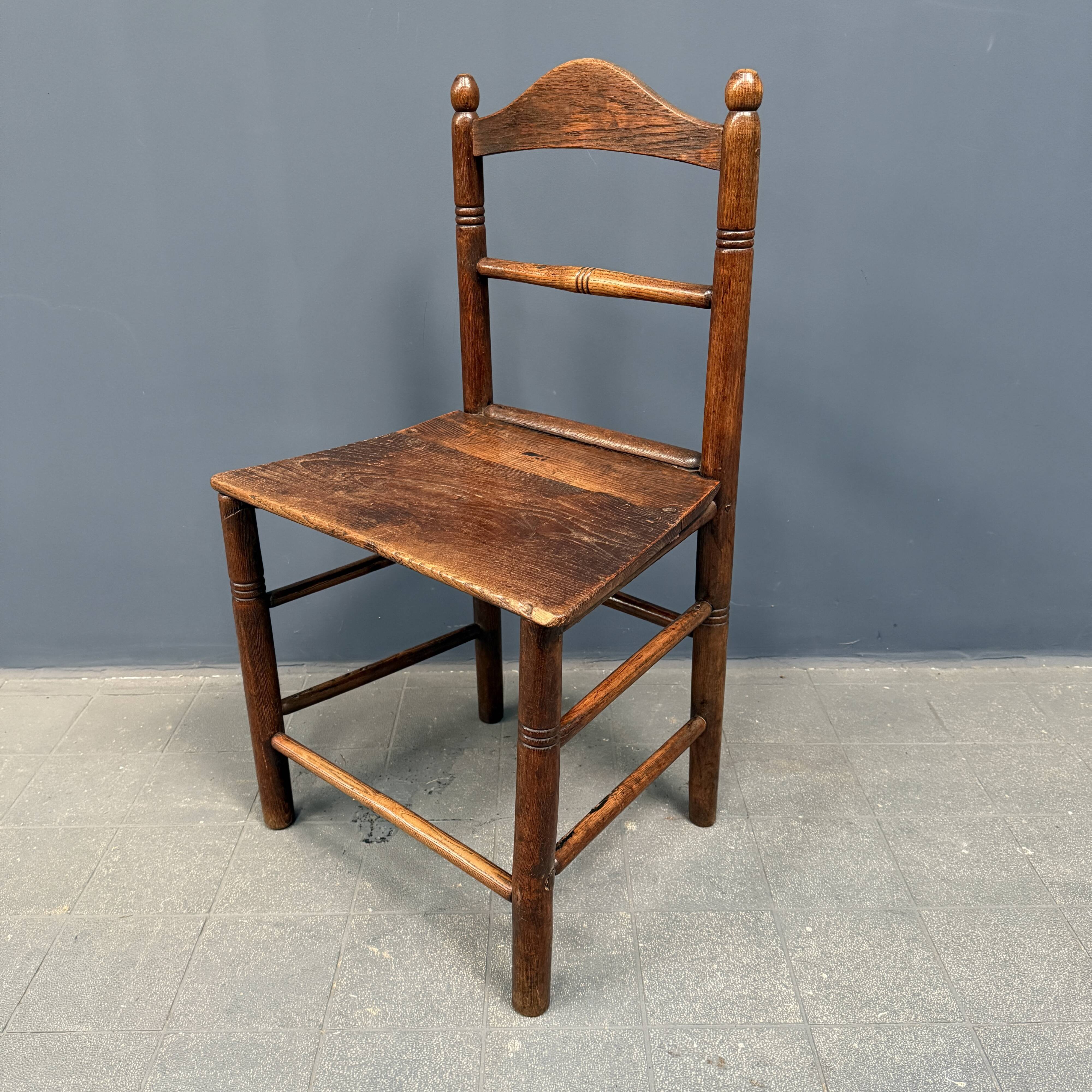 Ensemble de six chaises de cuisine anglaises anciennes