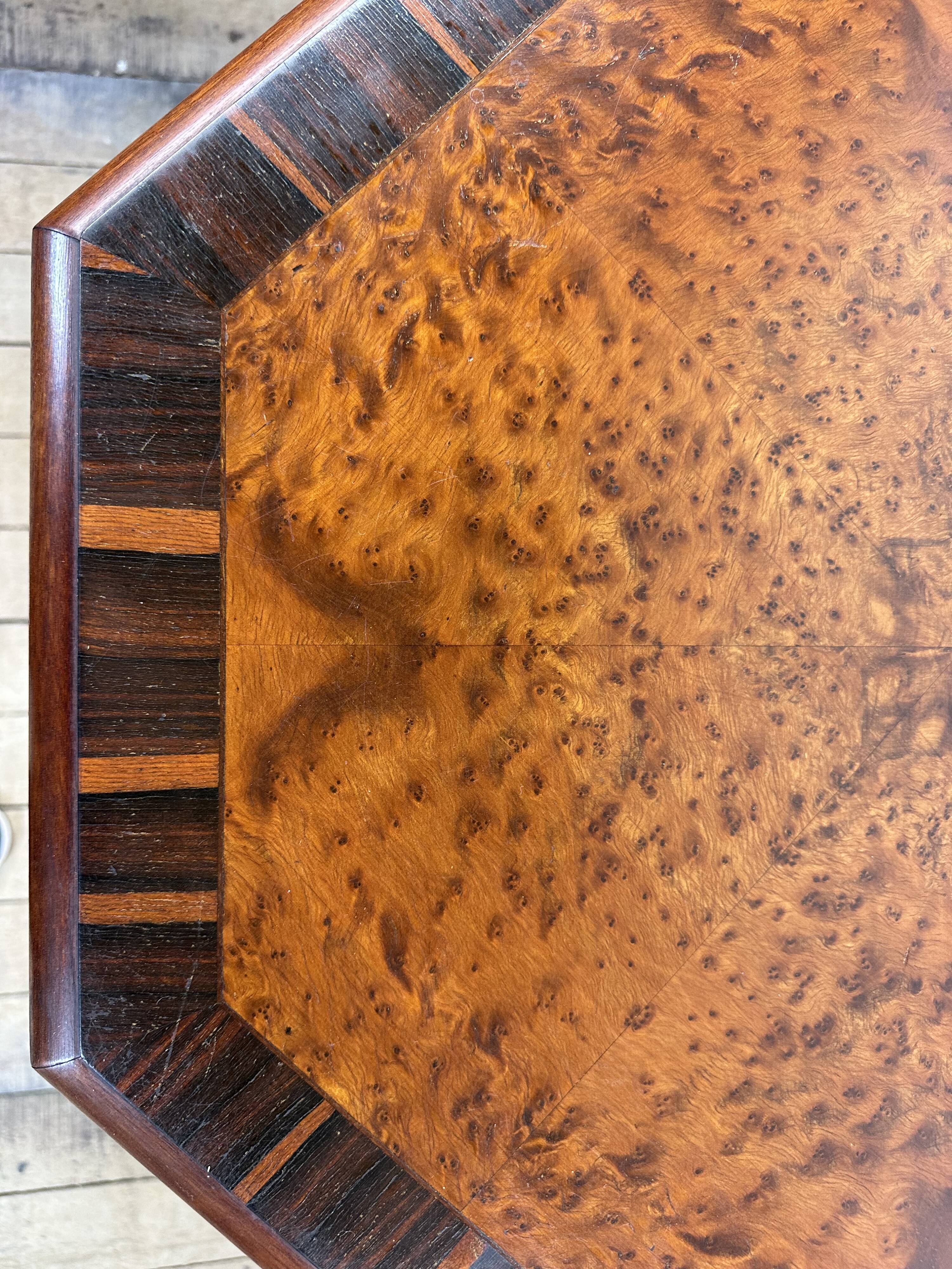 Art Deco gueridon in walnut burl marquetry, 1930.