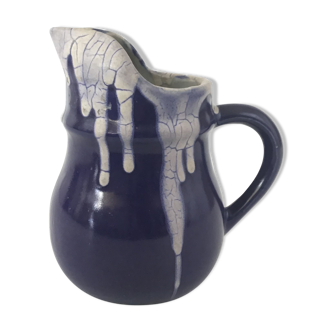 Pointu sandstone pitcher