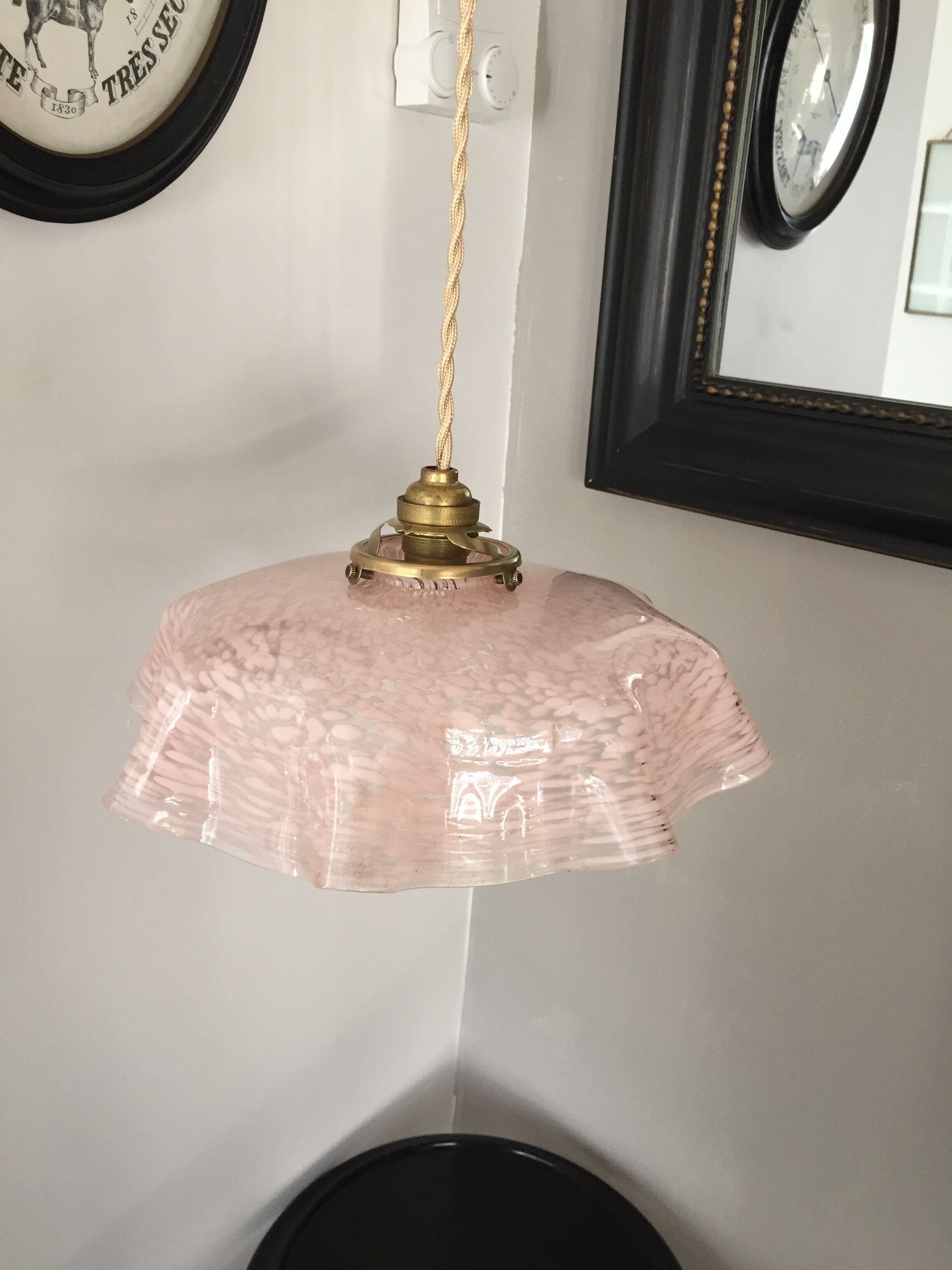 Suspension vintage opaline rose mouchetée et laiton