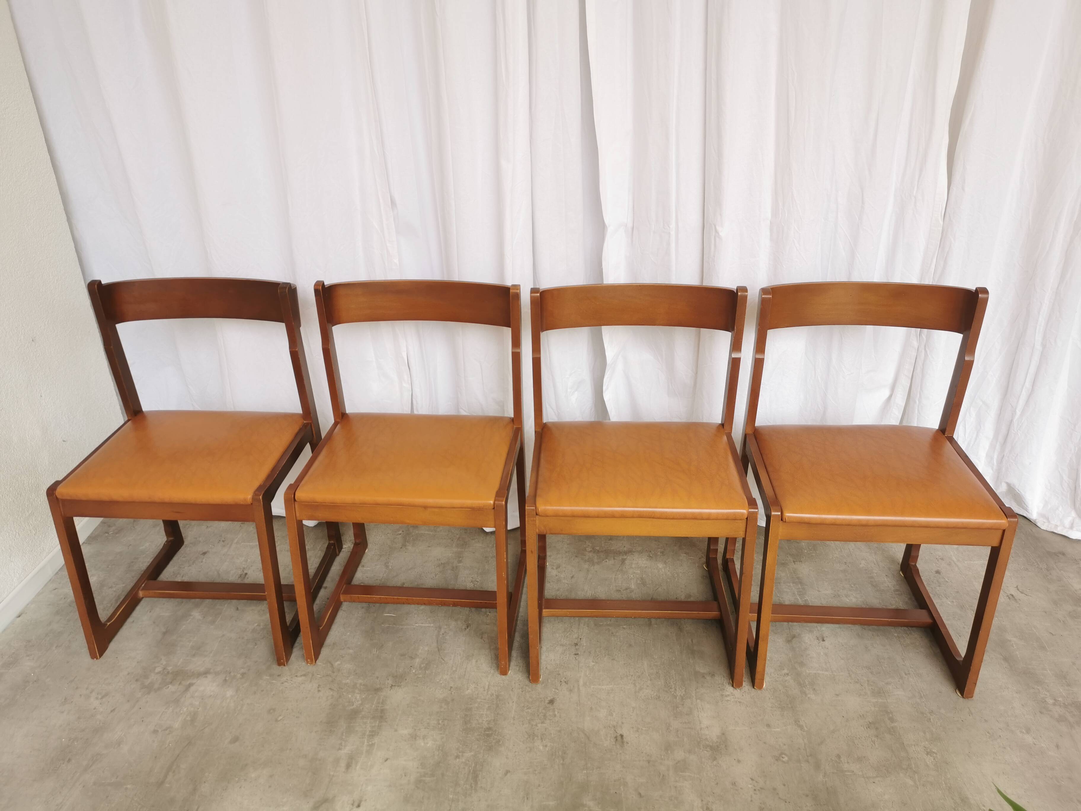 Lot de 4 chaises de salle à manger vintage / design sculptural en bois des années 70, cuir marron