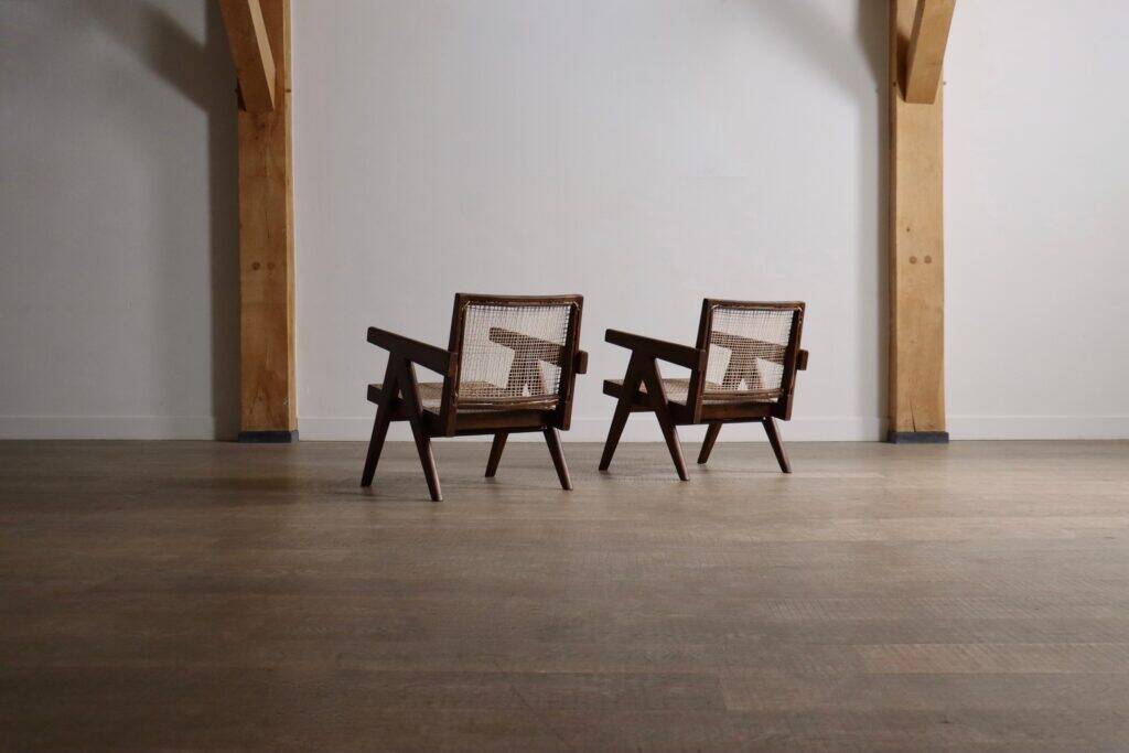 Chaises longues Pierre Jeanneret PJ-SI-29-A en teck et en rotin, années 1950.