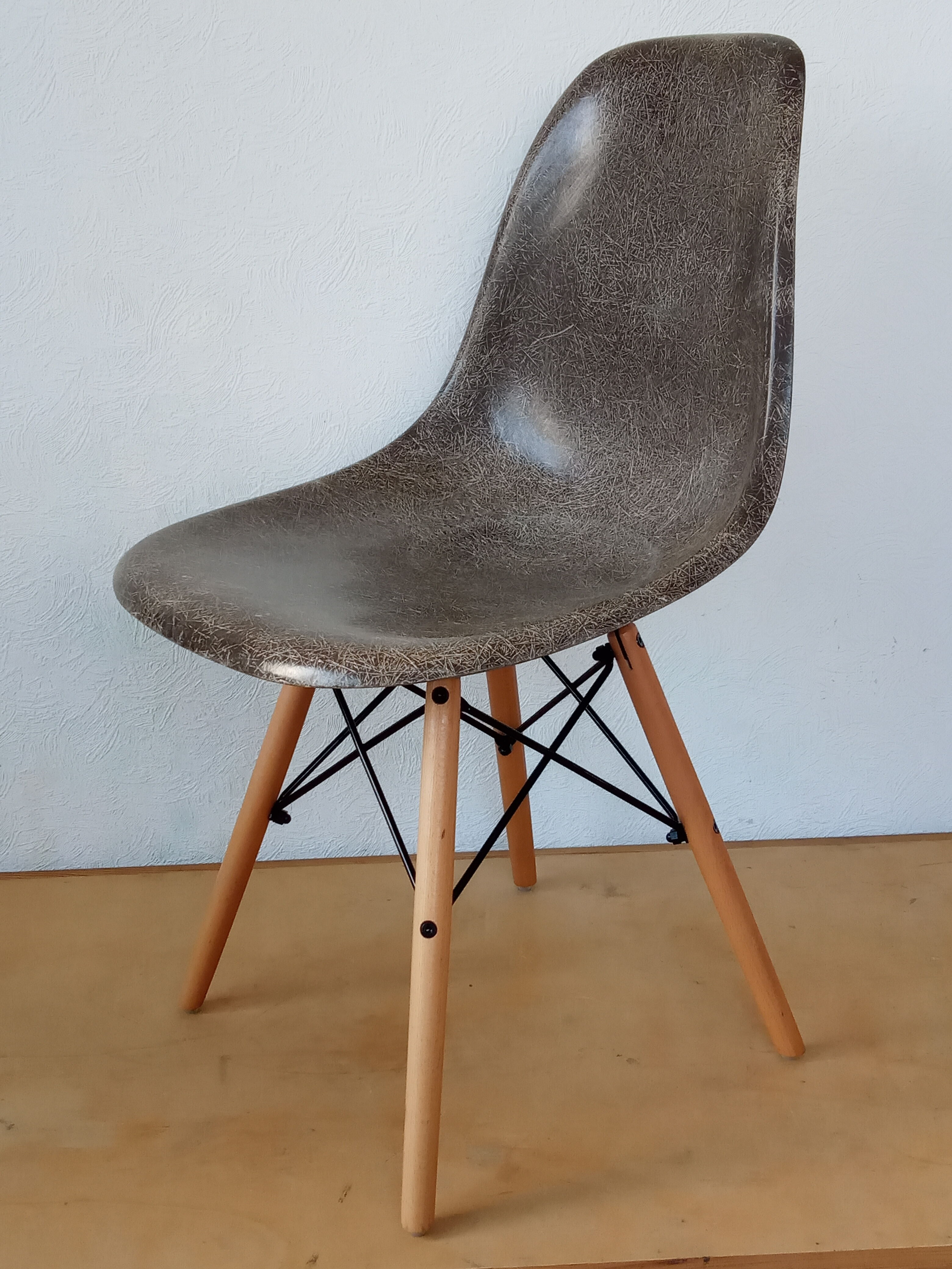 Eames DSW Fiberglass Chair