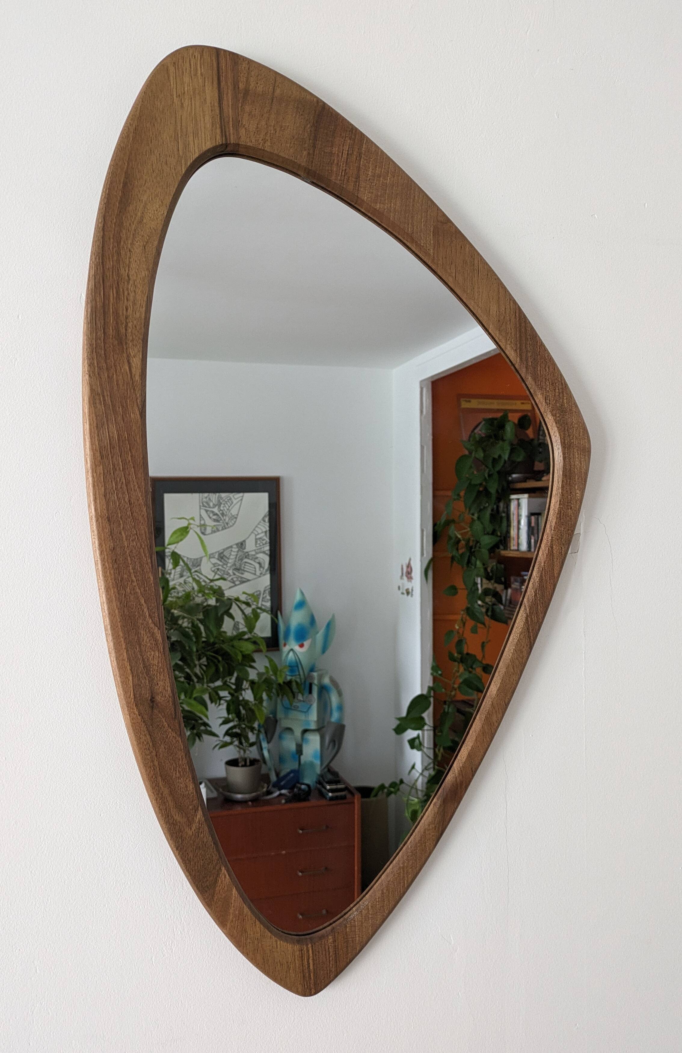 Miroir en noyer massif de style mid-century modern / scandinave