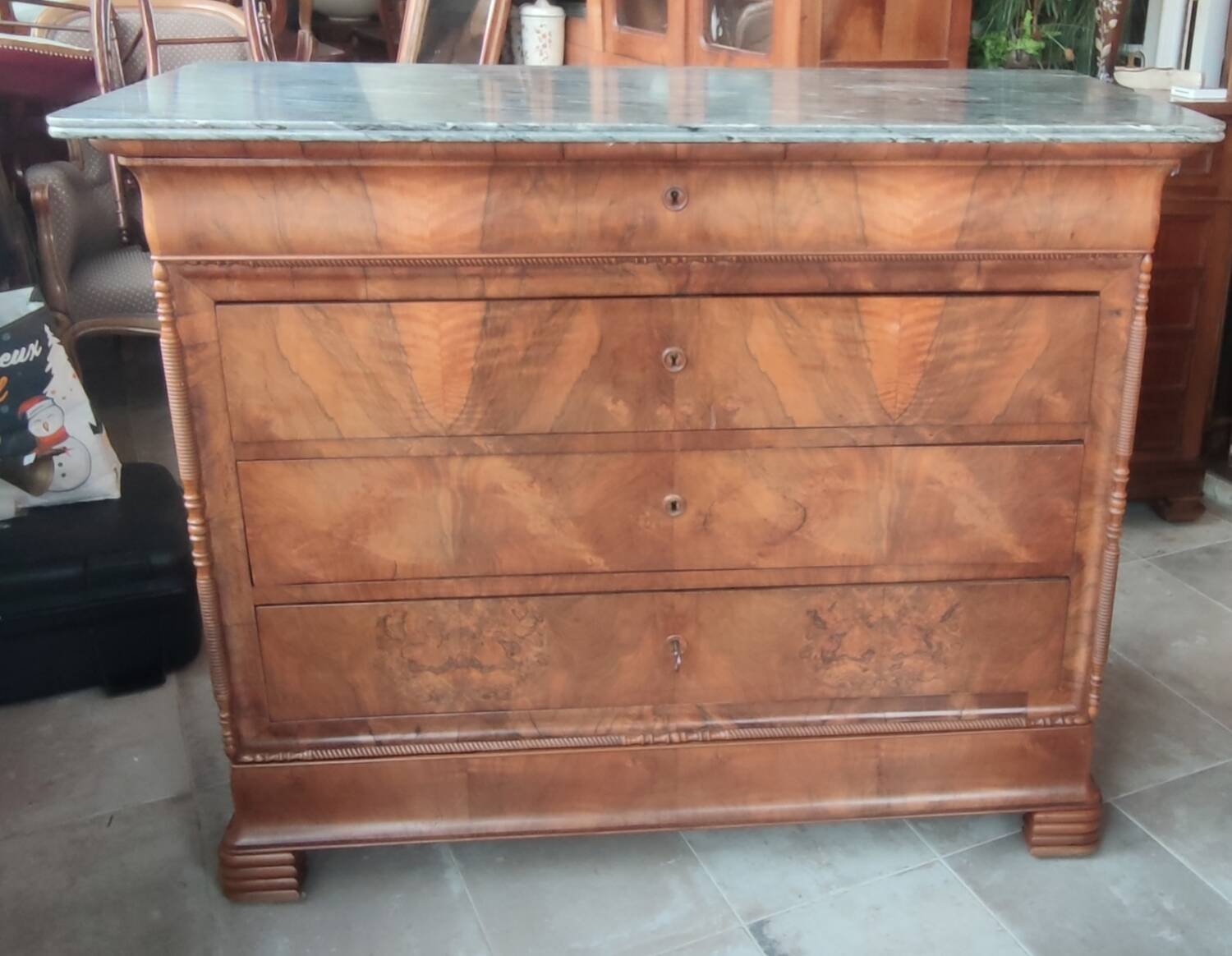 Old 4 drawer chest of drawers with marble top