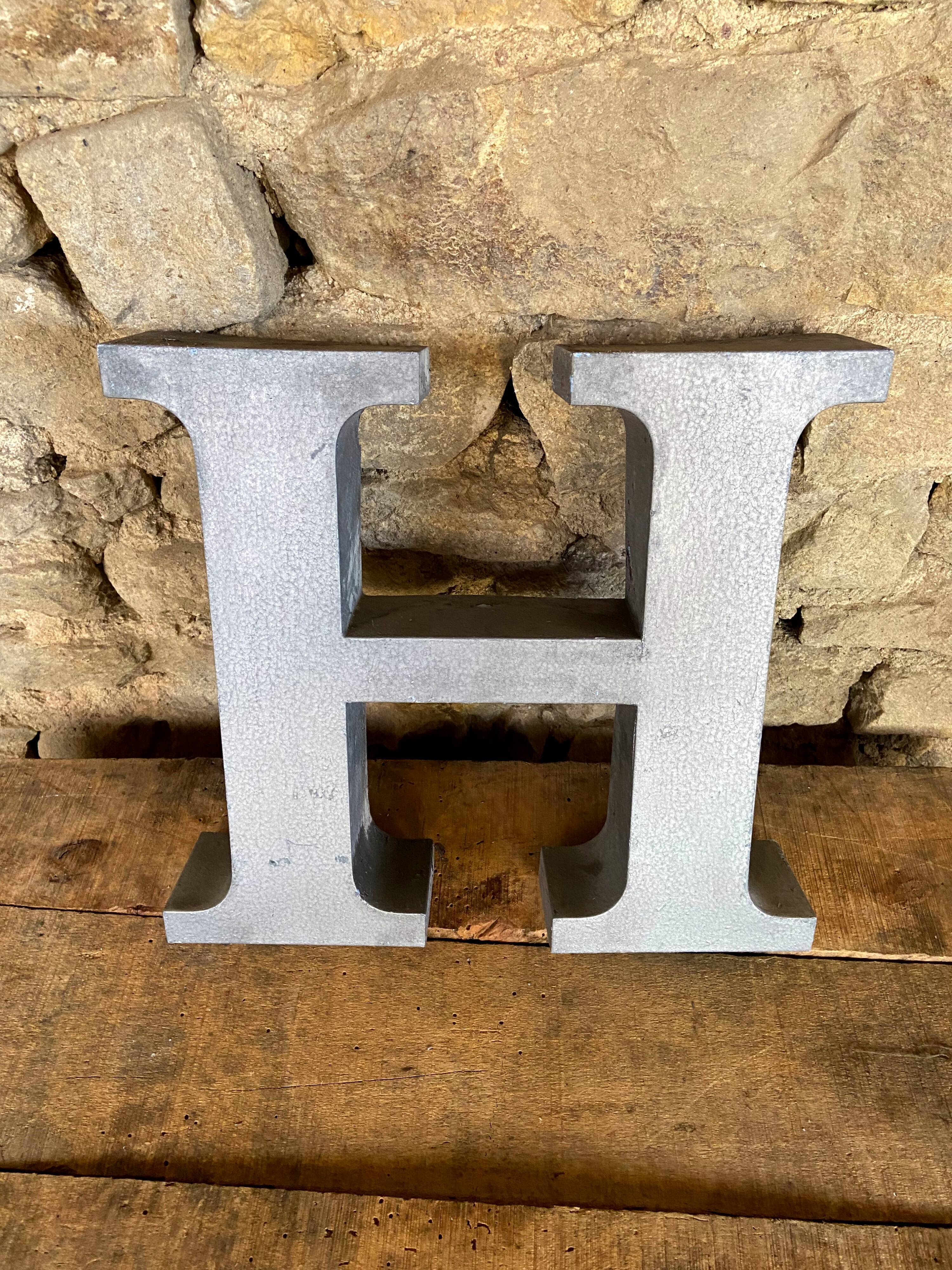 Letter metal H