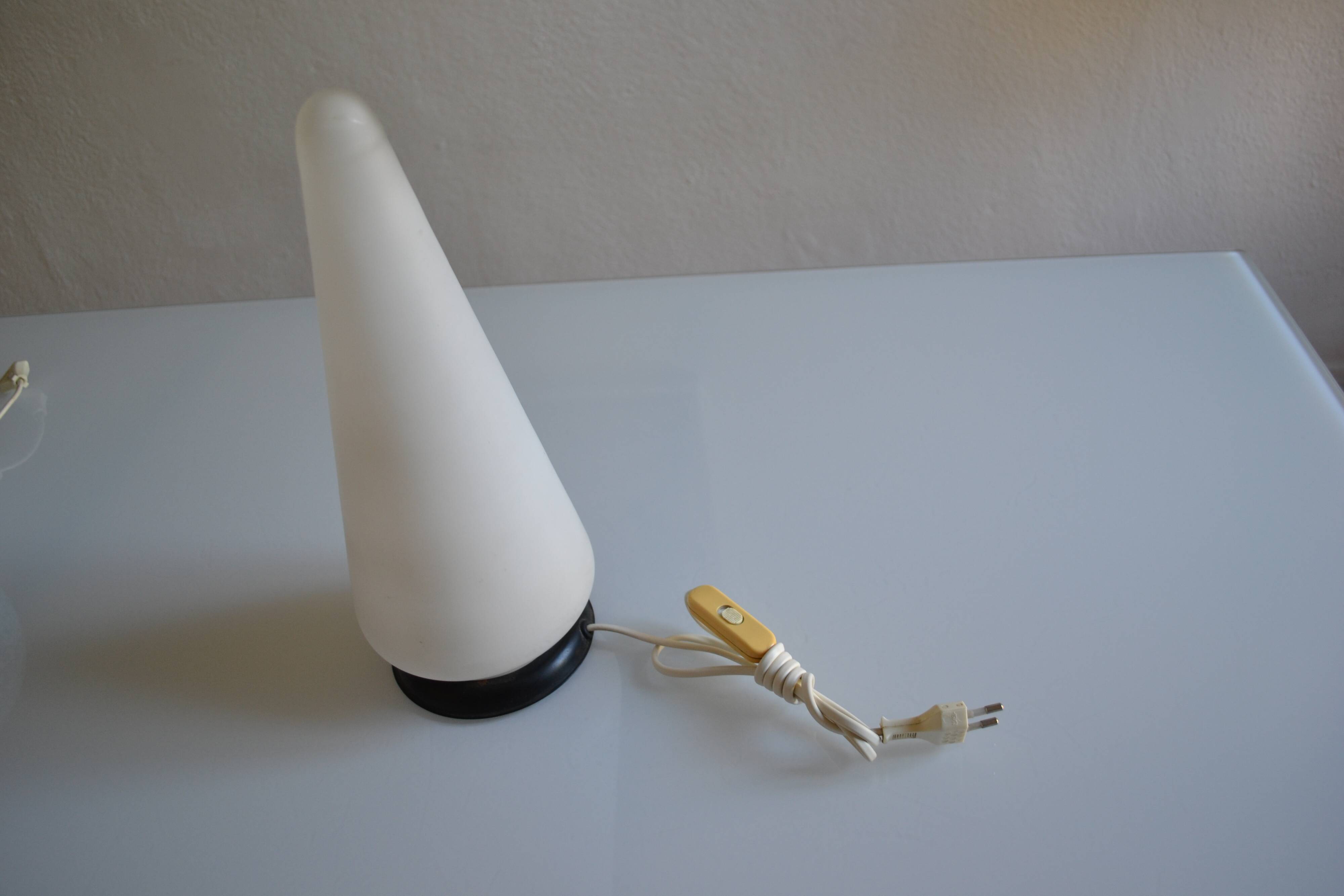 Lampe de table vers 1950 60 en verre opalin blanc