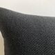 Coussin en natté de laine proche Kvadrat noir