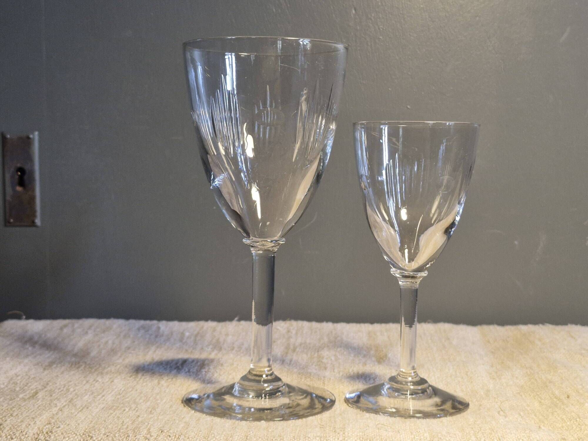 12 glasses - 6 water - 6 wine - Small carved decoration - Period 1900
