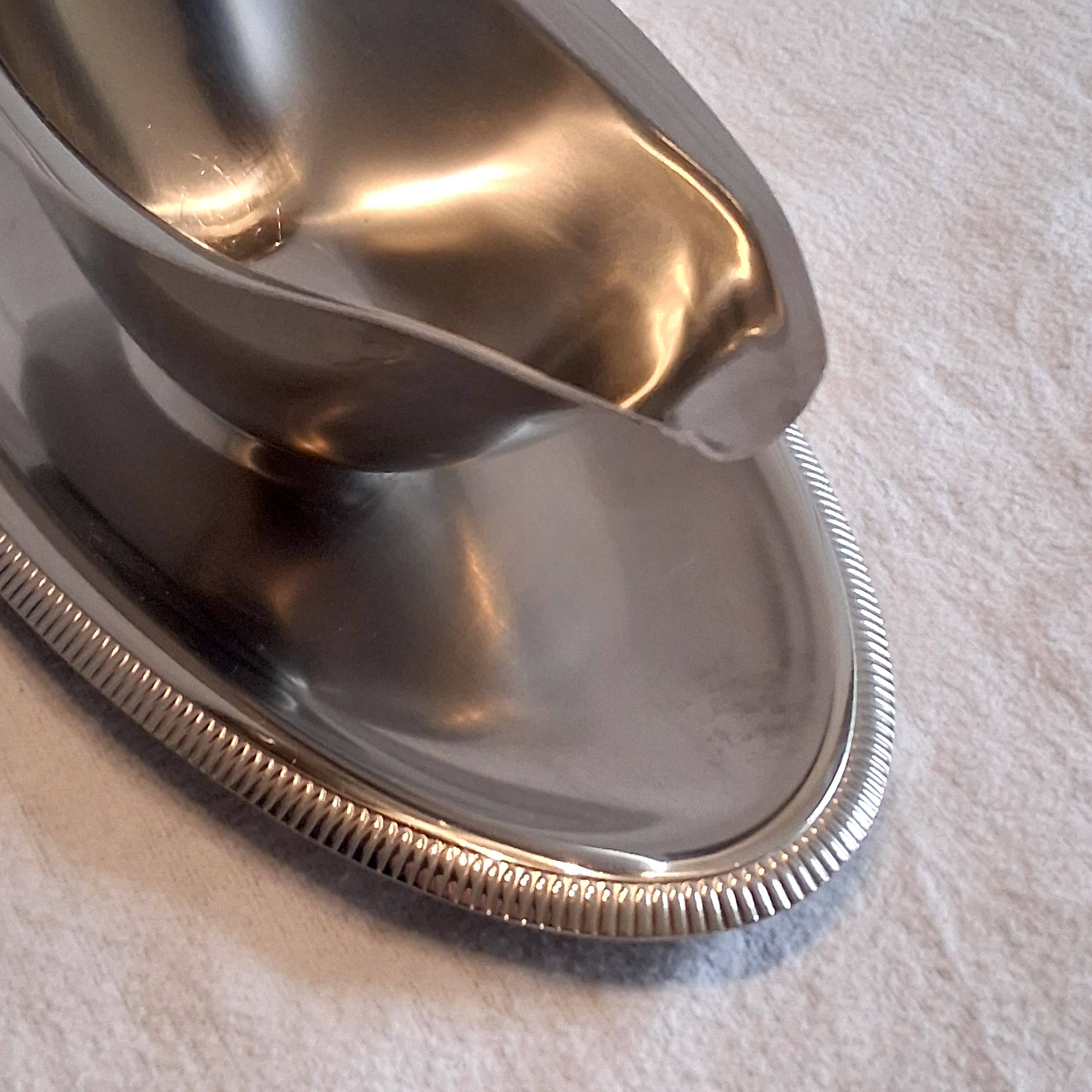 Very beautiful sauce boat from Létang Remi in very good condition.