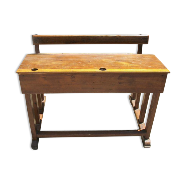 Bureau d'écolier avec banc