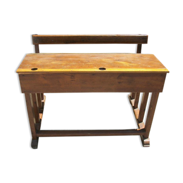 Bureau d'écolier avec banc