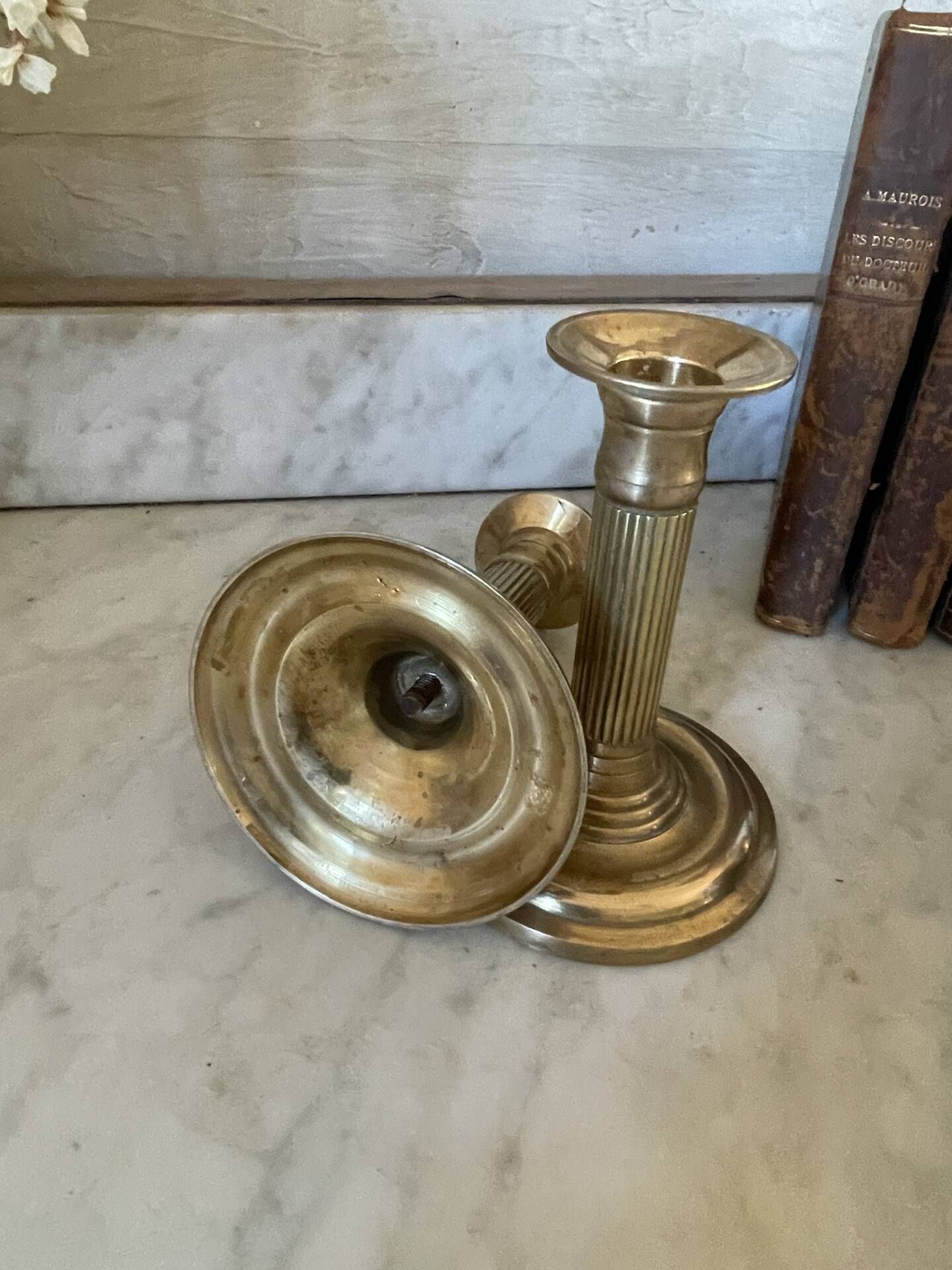Pair of fluted column candlesticks in brass