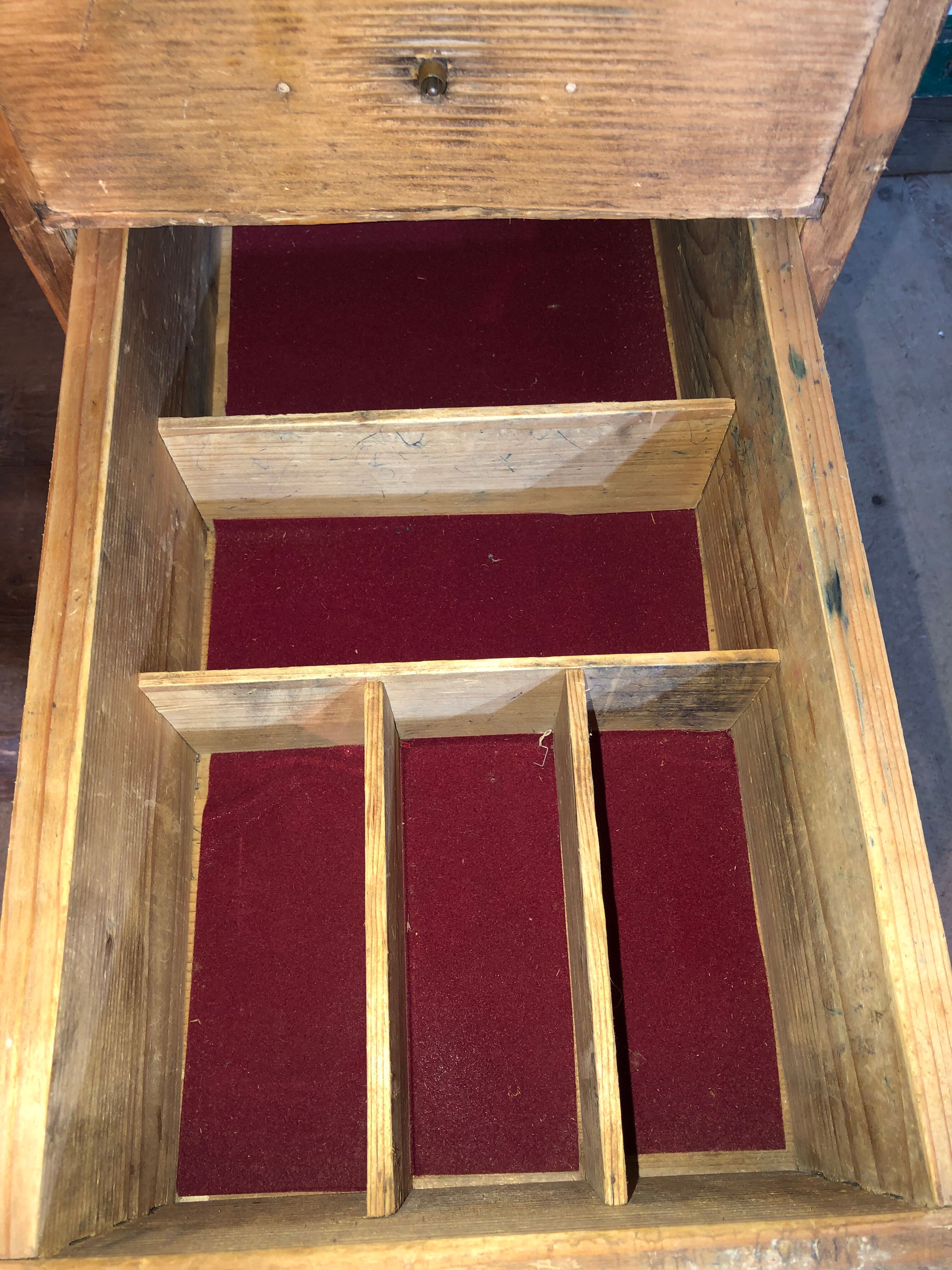 Bureau d’un maître d’école et sa chaises