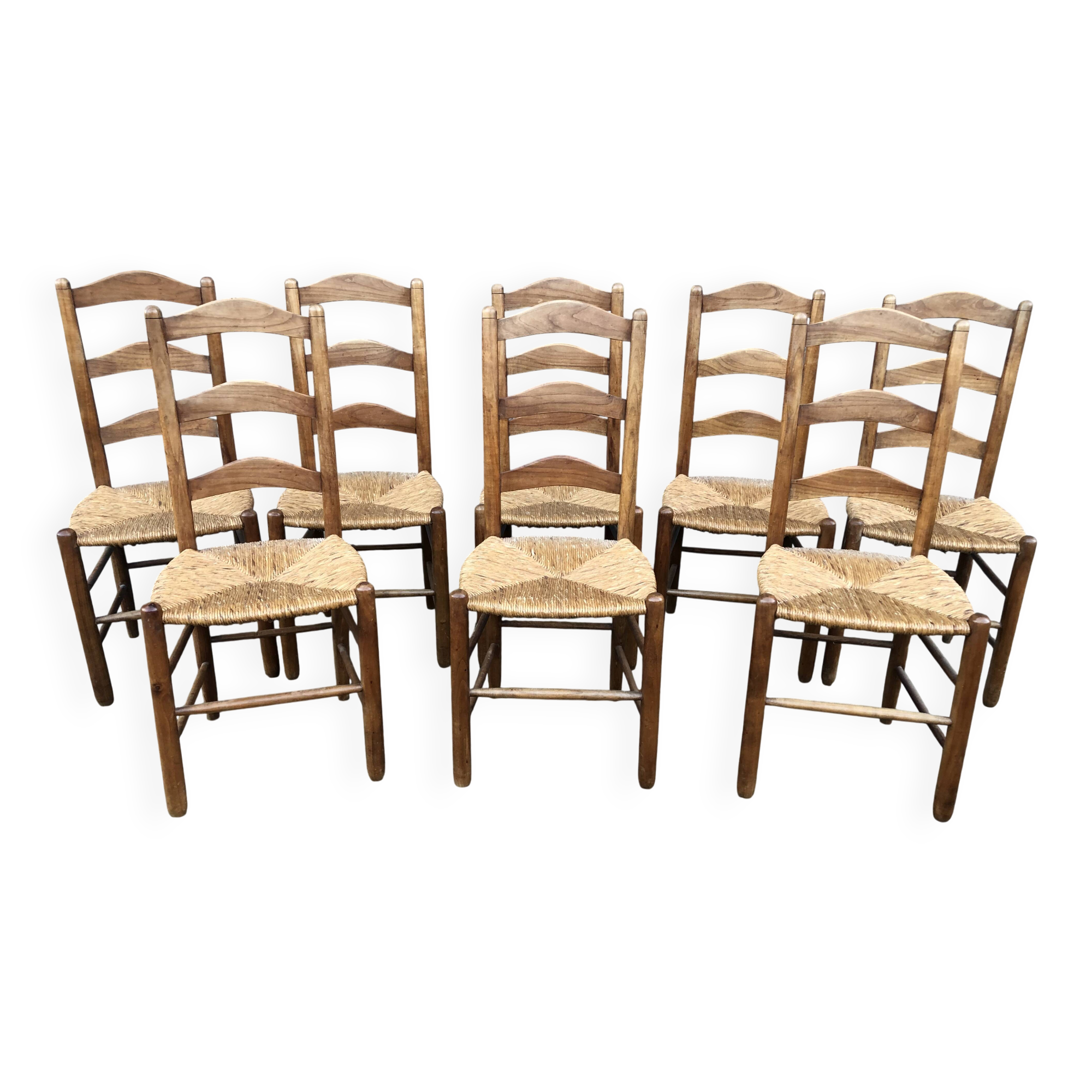 8 Chaises  anciennes vendéennes paillées en cerisier massif.