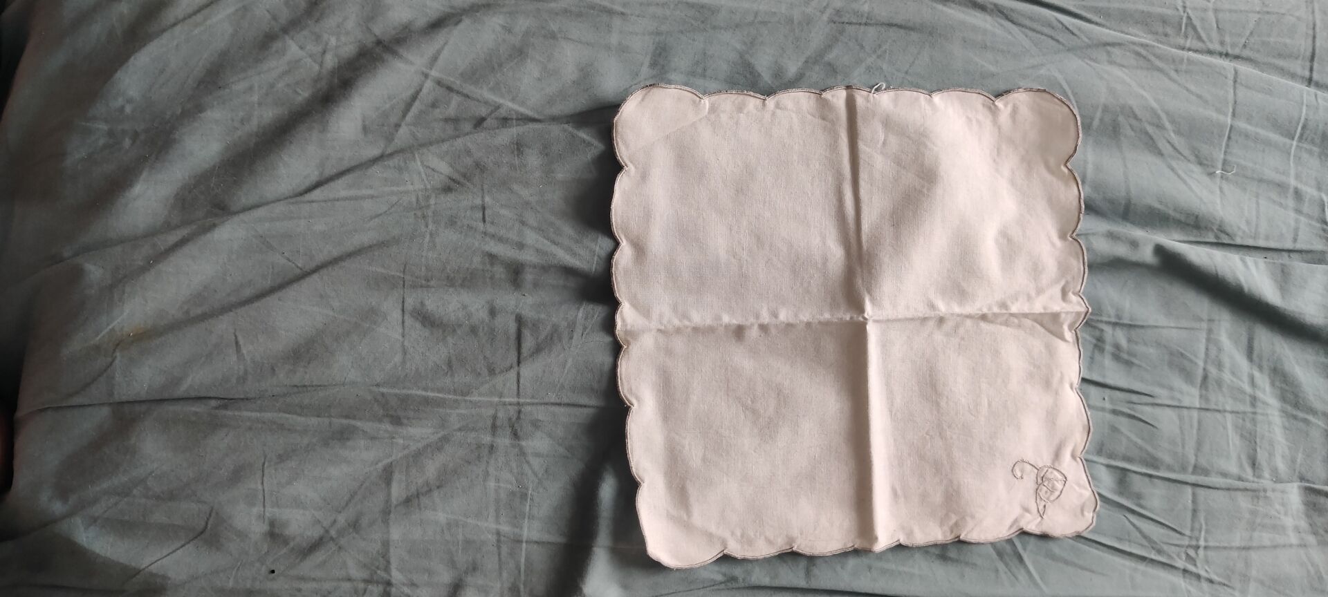 Embroidered tablecloth and its 4 napkins