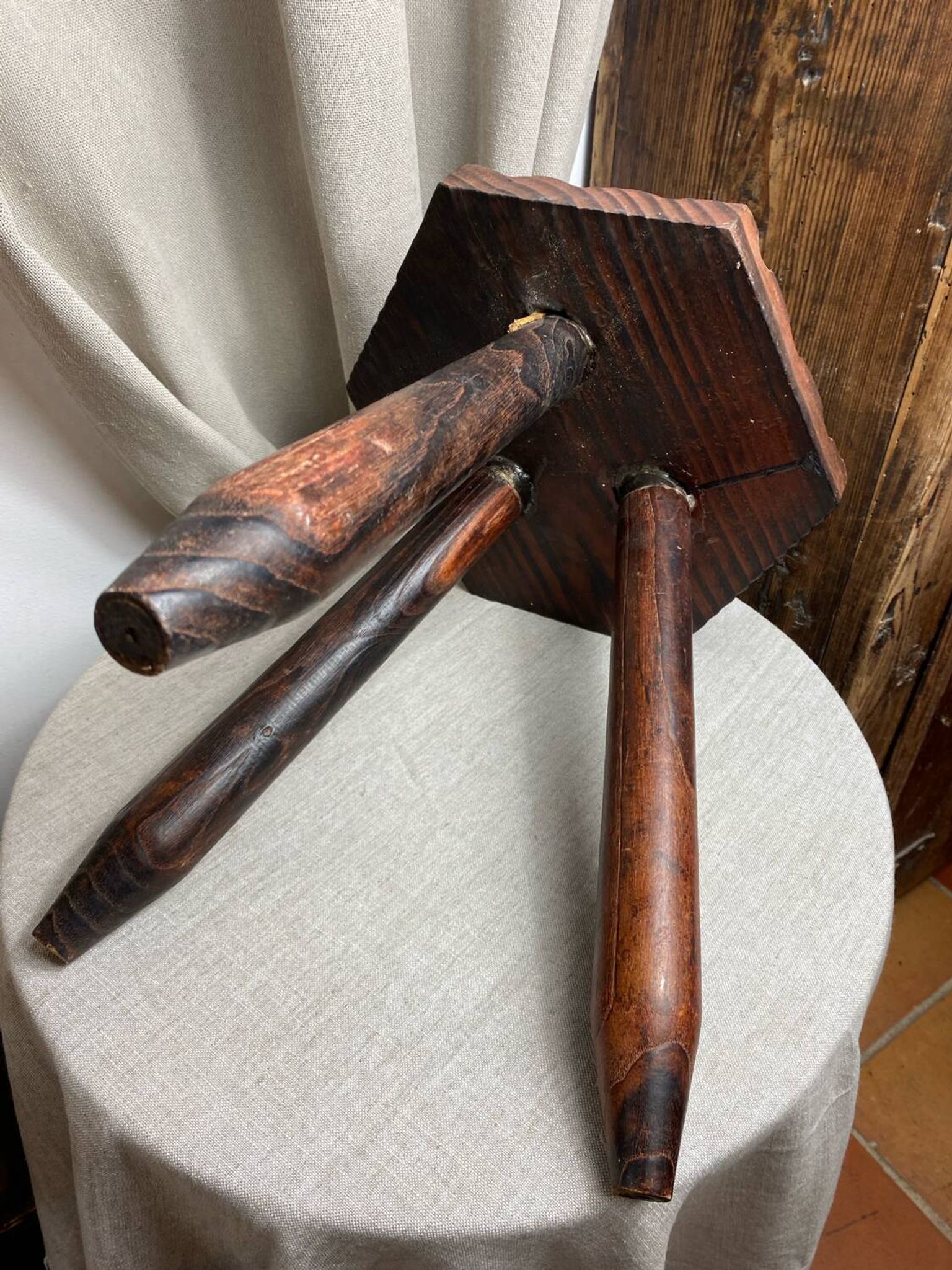 Tabouret de ferme français  tripode en bois années 60