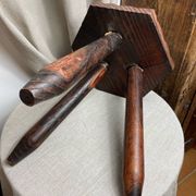 Tabouret de ferme français  tripode en bois années 60