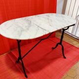 Bistro table in marble and cast iron legs and two matching chairs in black cast iron