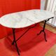 Table bistrot en marbre et pieds en fonte et deux chaises assorties en fonte noire