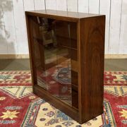 Vitrine anglaise en noyer des années 1970