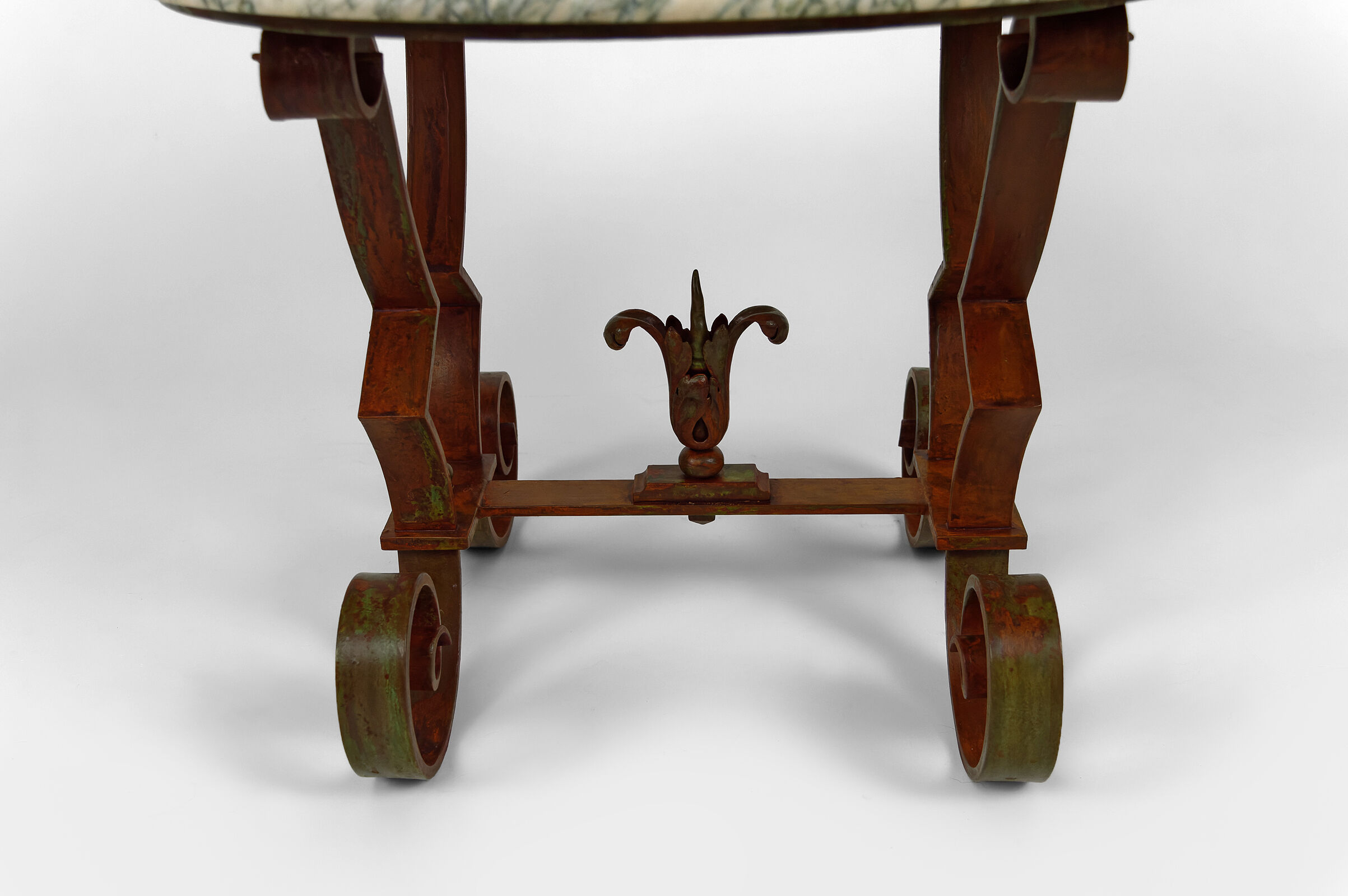Art Deco round pedestal table in marble and wrought iron, circa 1940