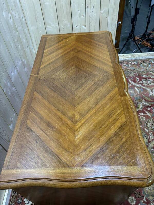 Commode en noyer de style Louis XV / rocaille