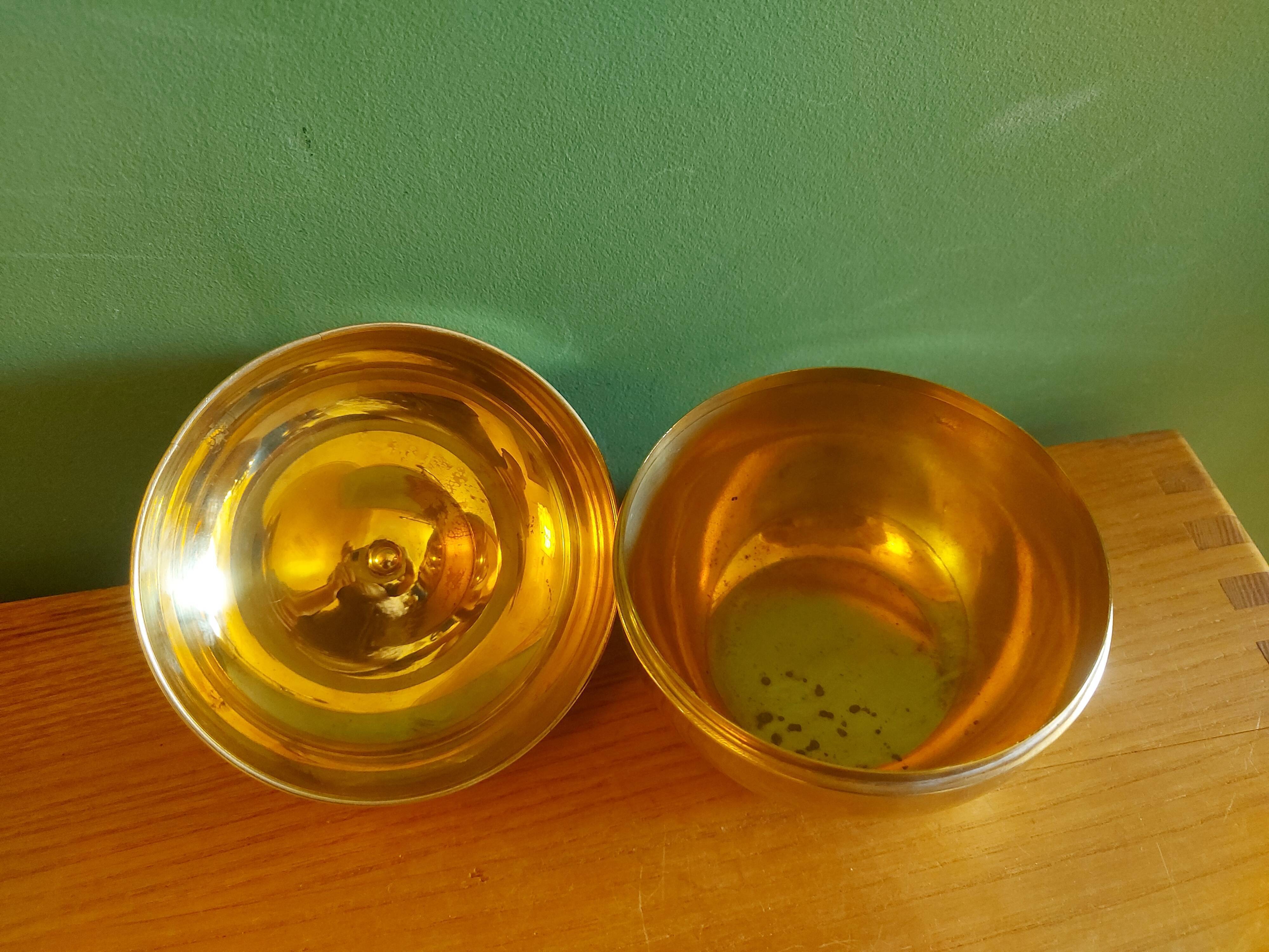 Apple-shaped brass tidy