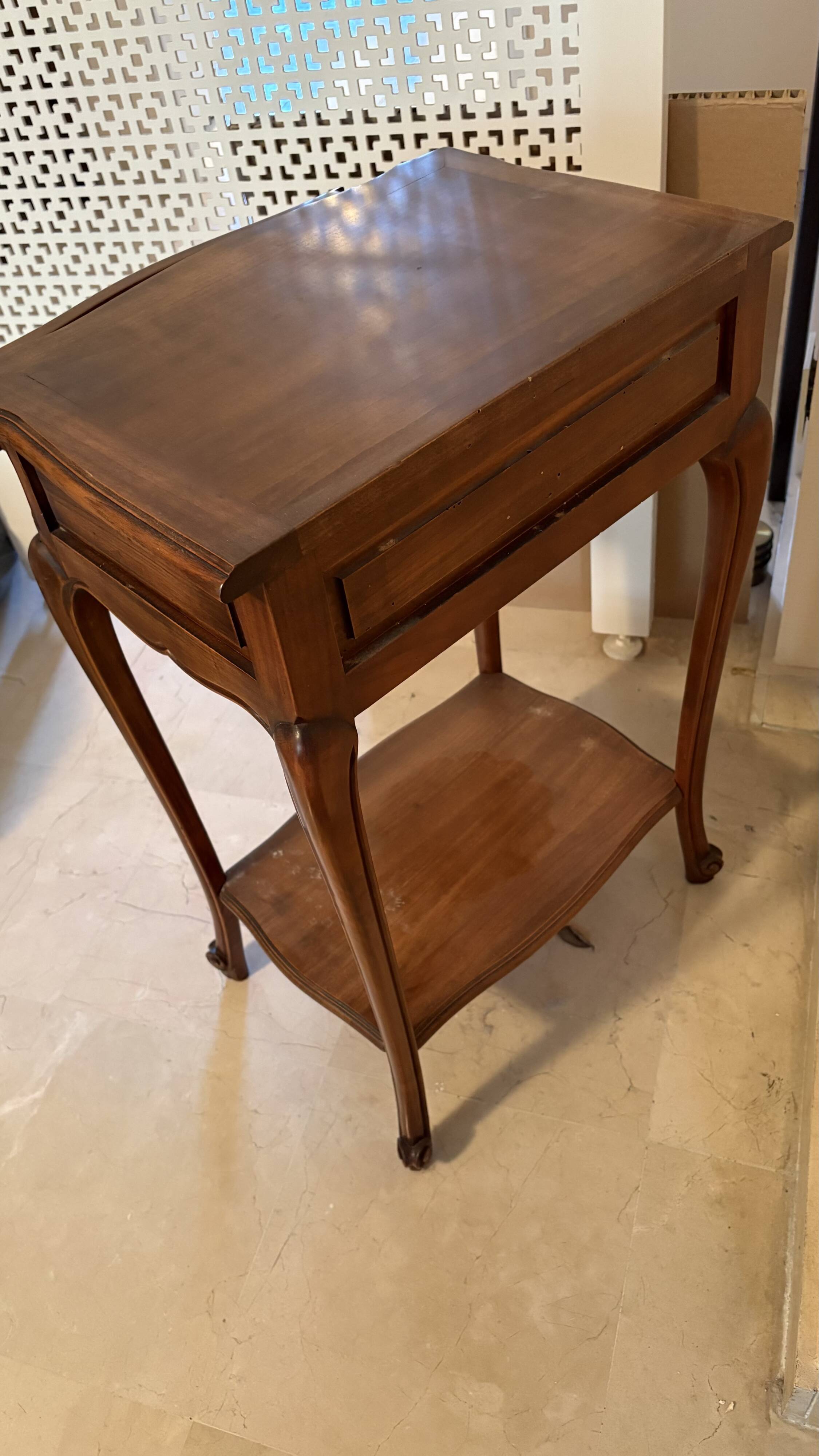 Petite table d'appoint en bois