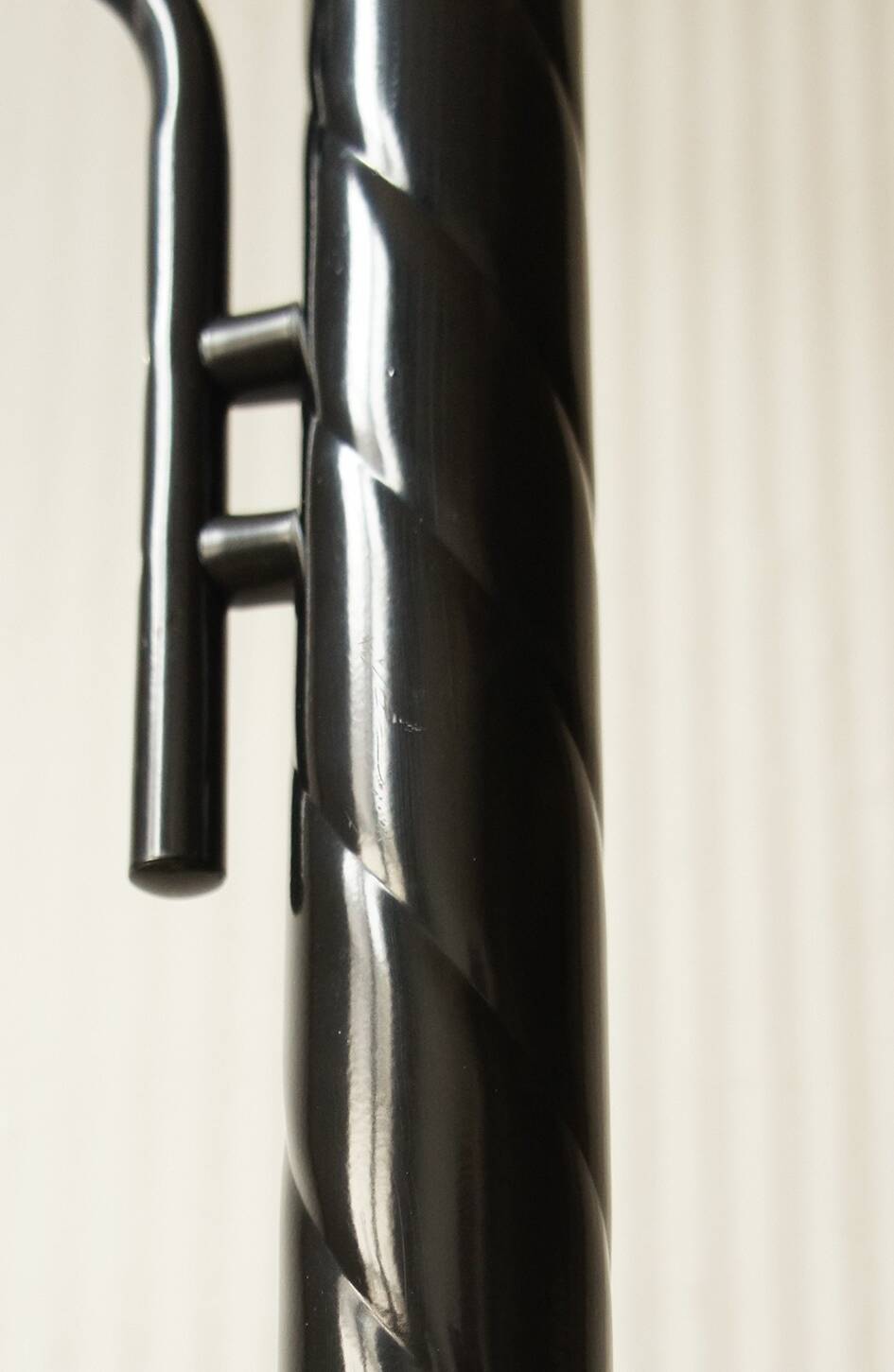 Parrot coat rack black metal & white marble 80's