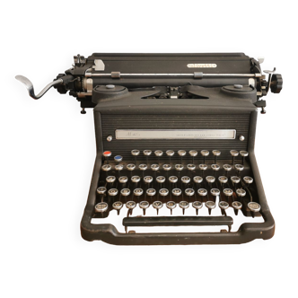 Old typewriter 1946, Olivetti, Italy Model M40/3