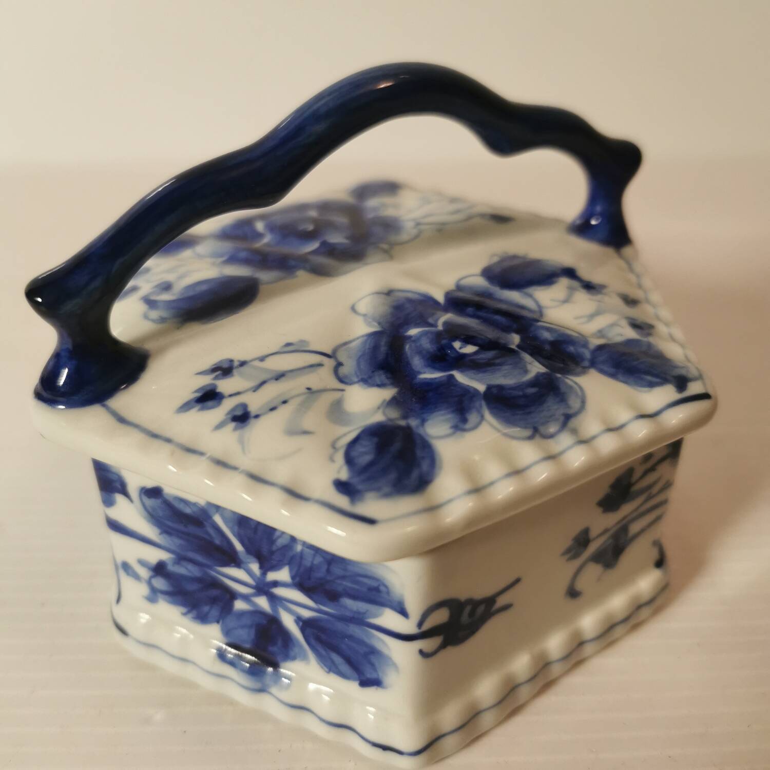 Candy box / jewelry box / empty pocket in blue ceramic, hand-painted in Thailand