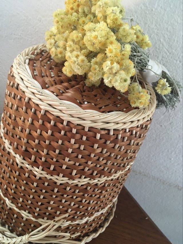 Hanging wicker and scoubidou 1960s hang-stash.