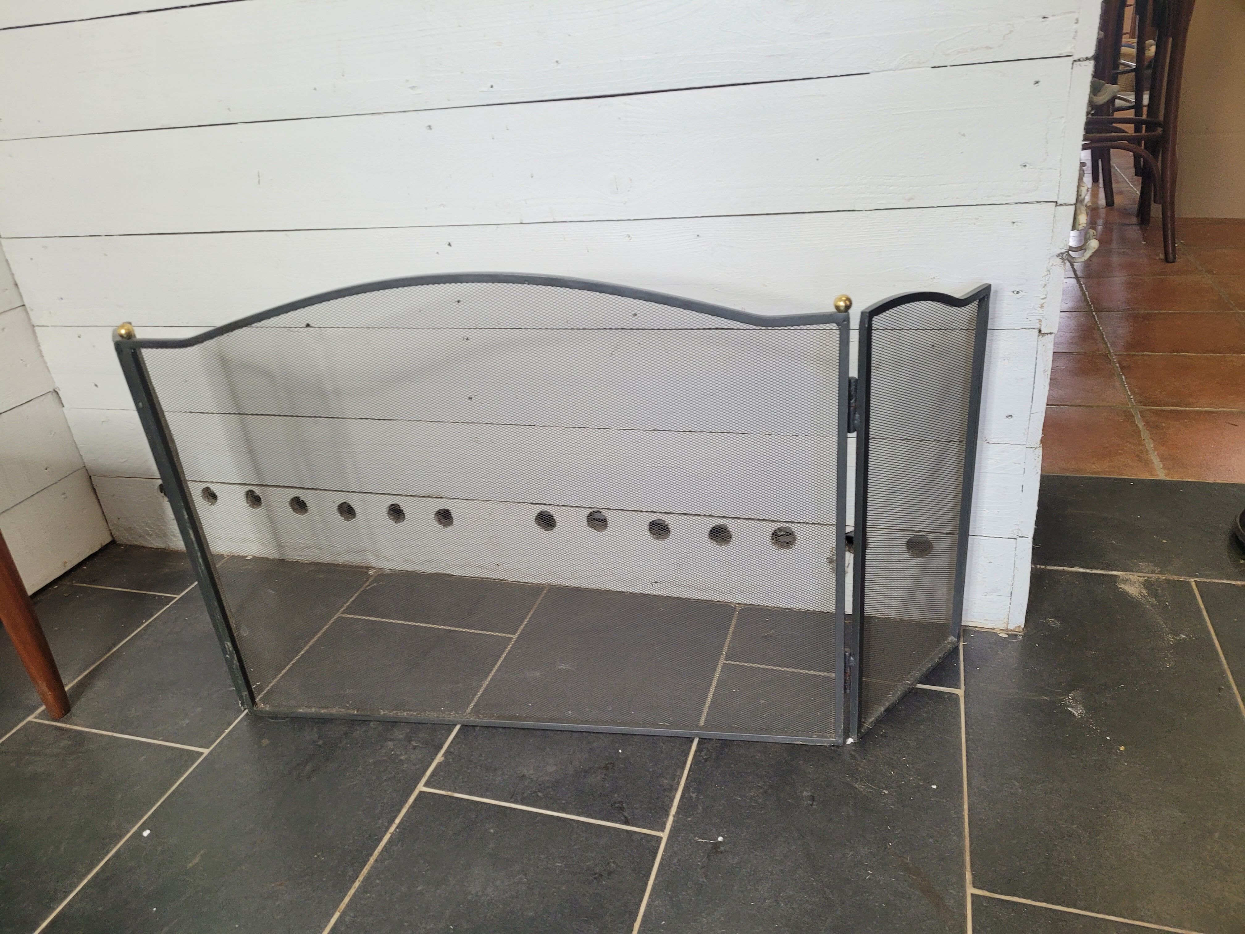 Fire screen with 3 iron leaves and brass ball