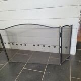 Fire screen with 3 iron leaves and brass ball