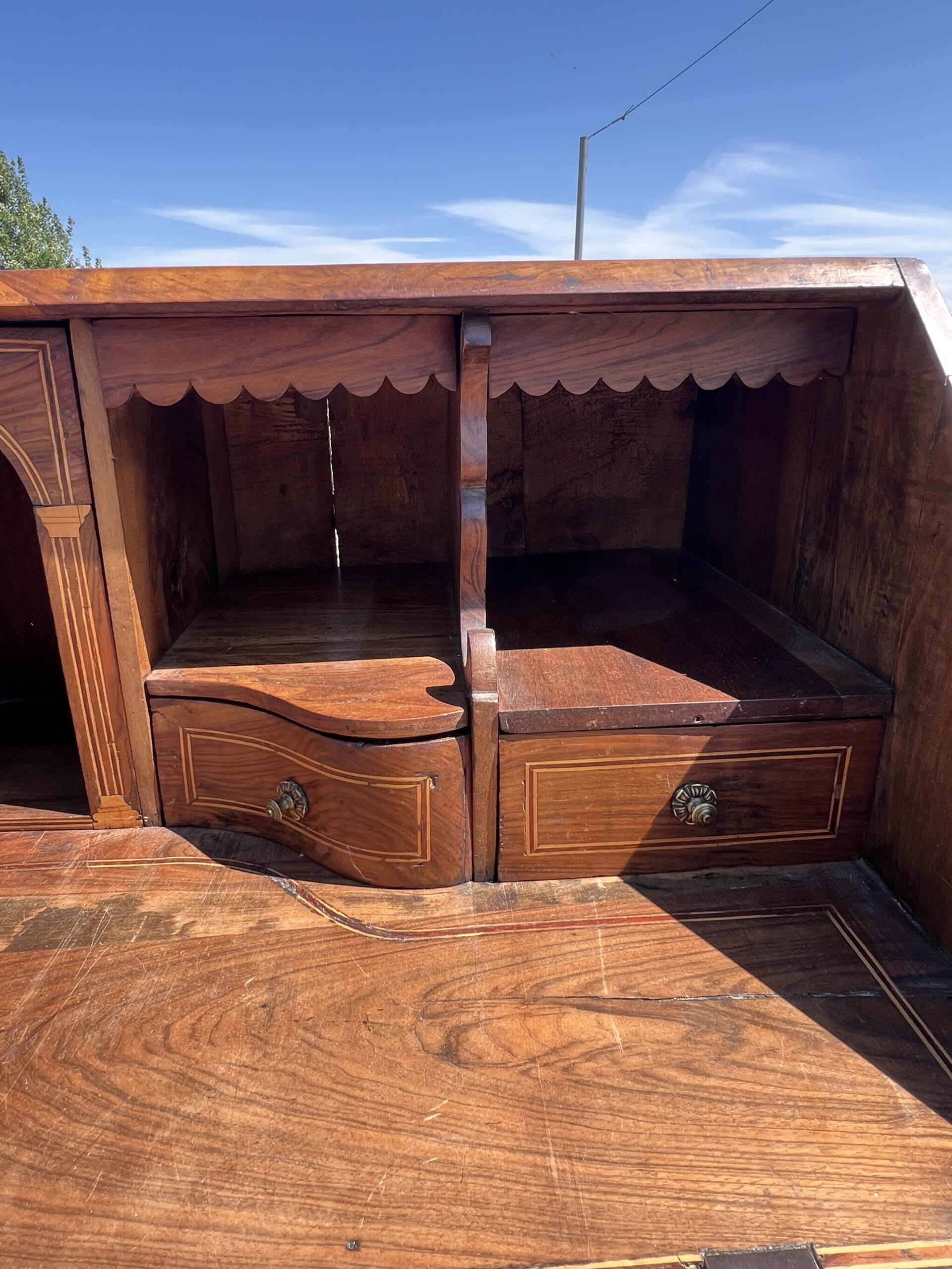 Writing cabinet, masterpiece of marquetry in solid cherry wood, late 18th, early 19th century.