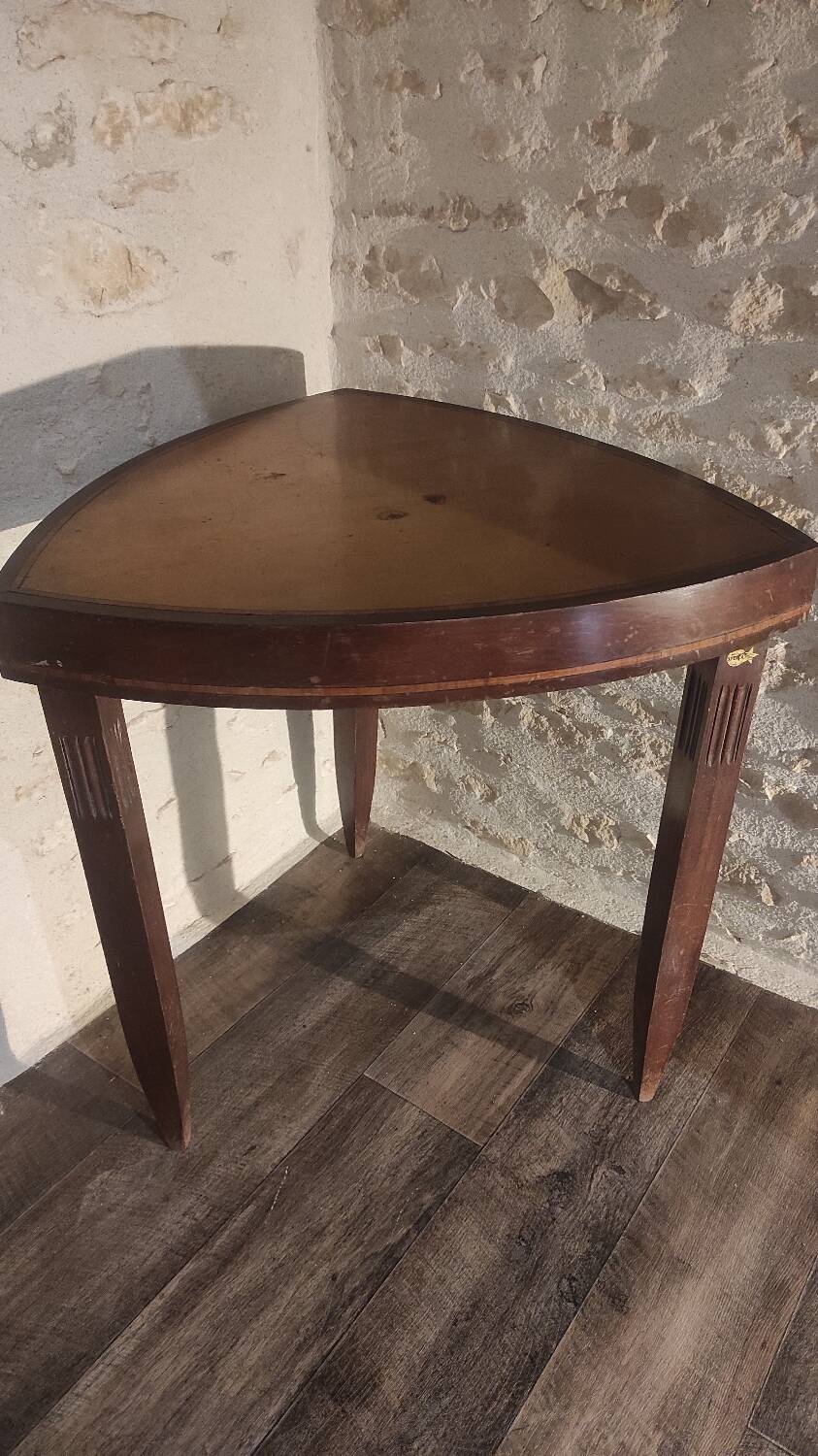 Stella triangular table