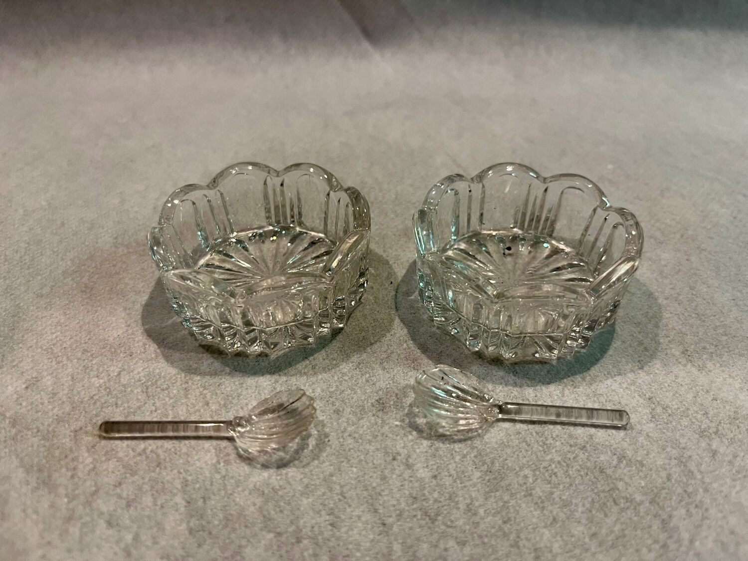 Crystal and silver-plated salt and pepper set