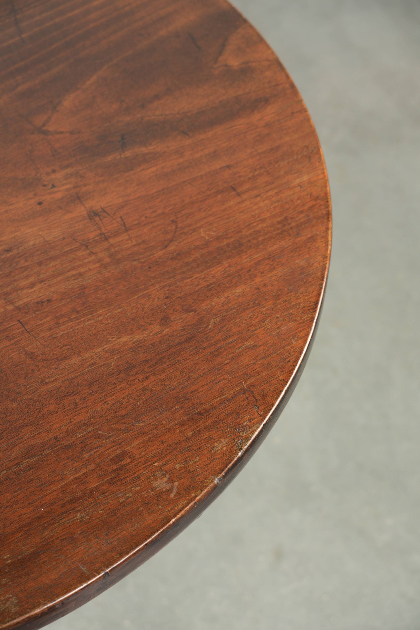 Round antique English tilt-top table/side table from the early 19th century