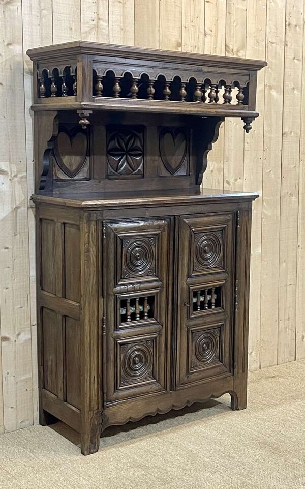 Buffet néo breton des années 1950 en châtaignier