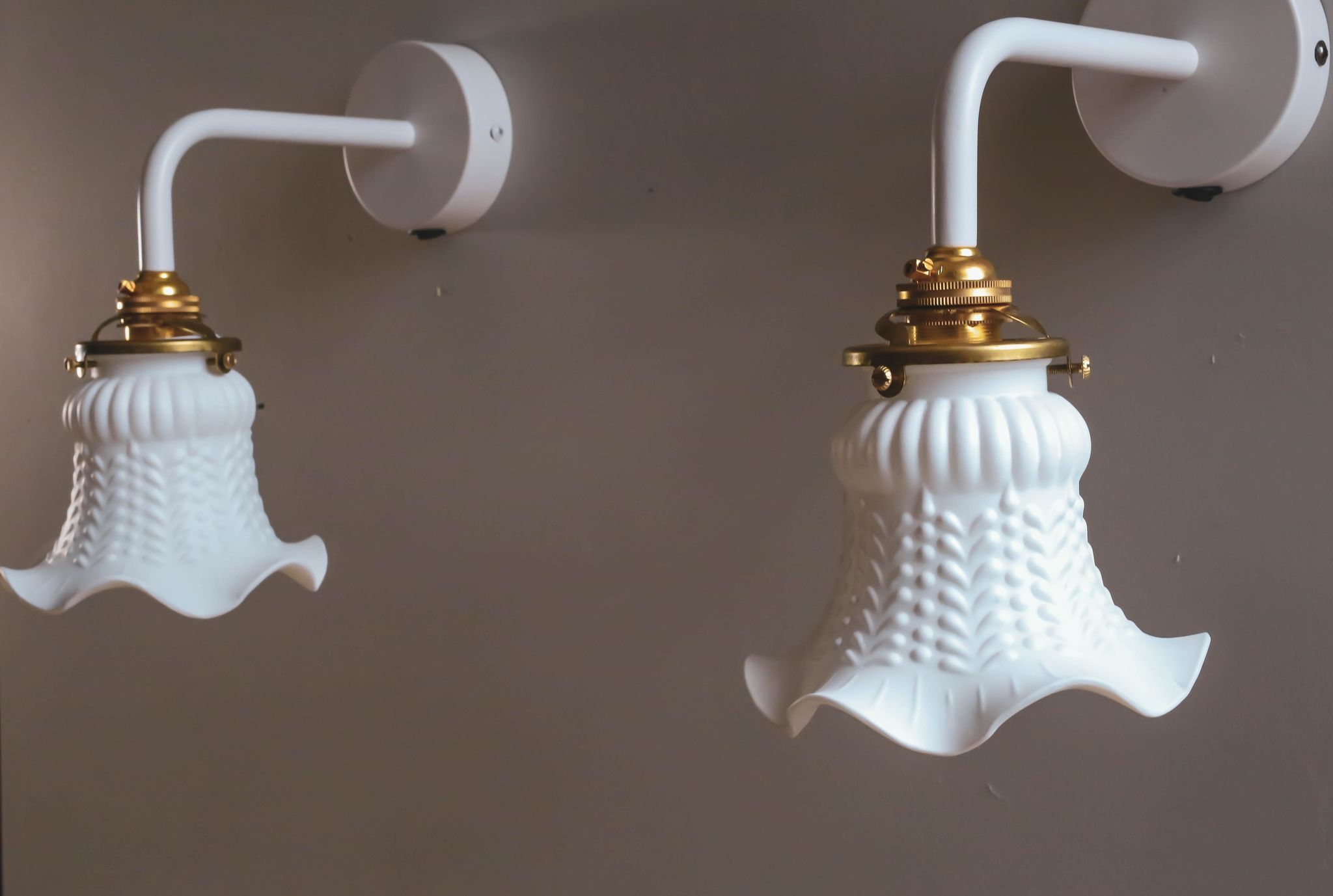 Set of 2 wall sconces in tulip glass painted white