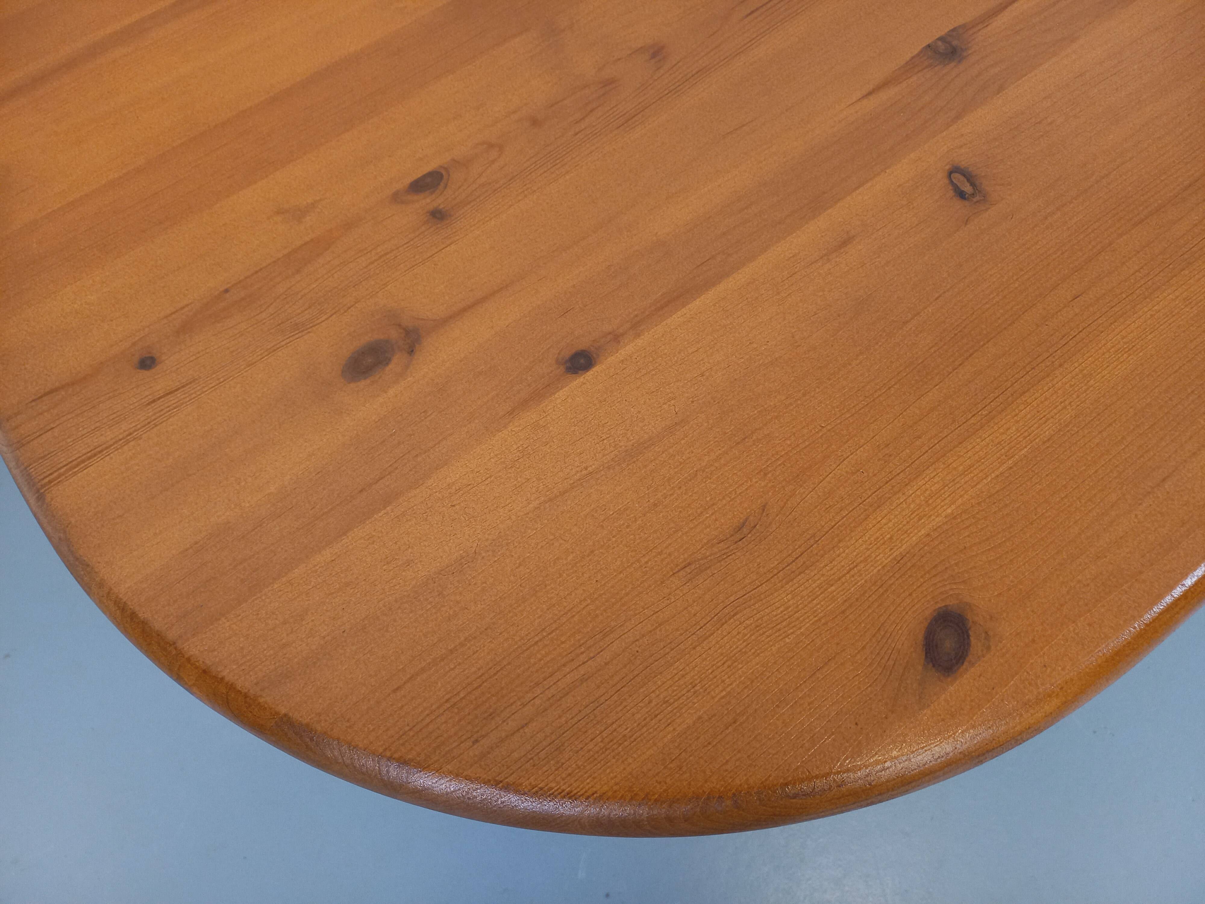 Vintage oval rectangular modernist coffee table in solid pine from the years.