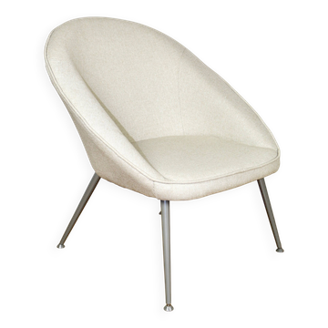 Fauteuil coque beige ivoire des années 70 sur pieds métal gris - magnifique