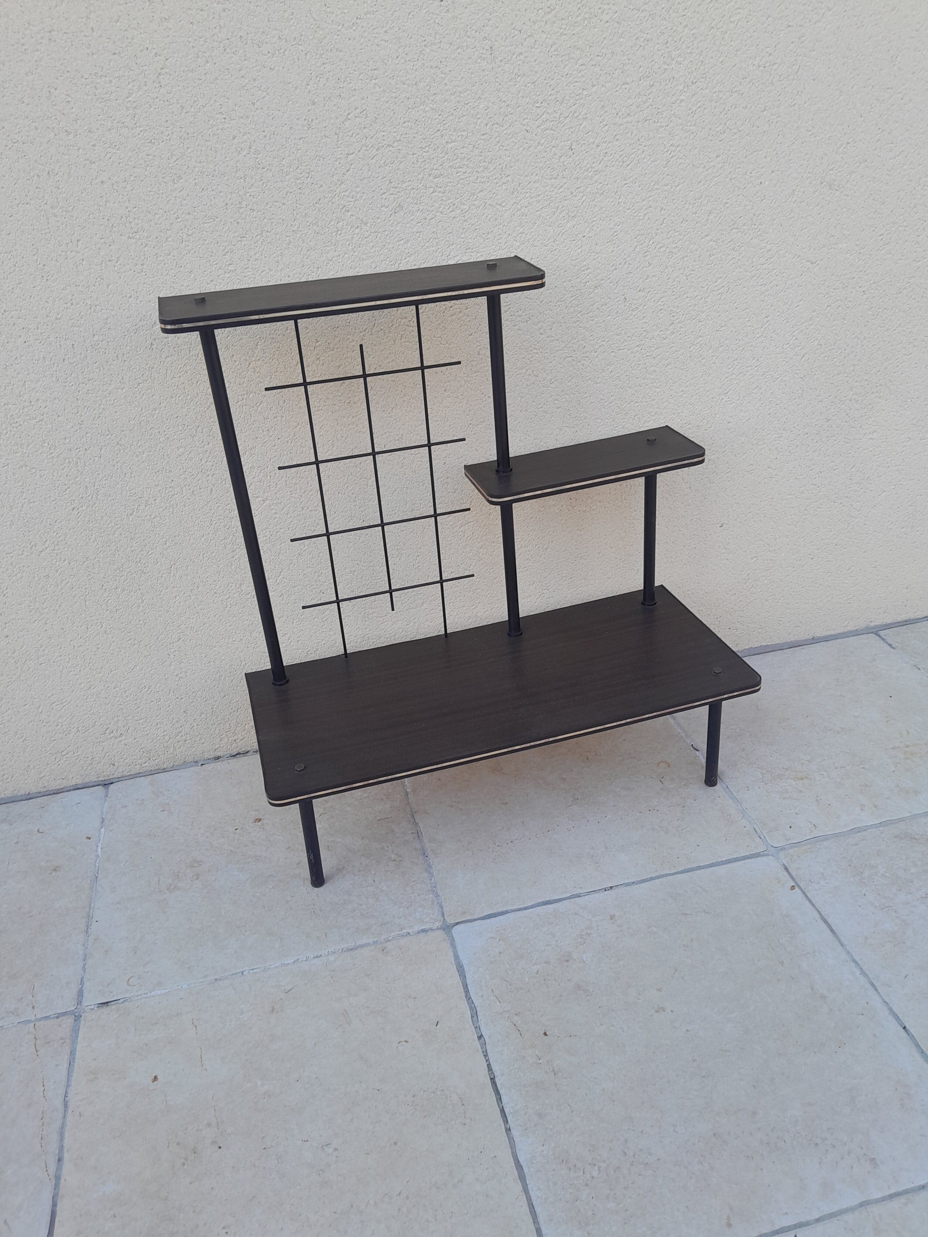 Table shelf plant holder